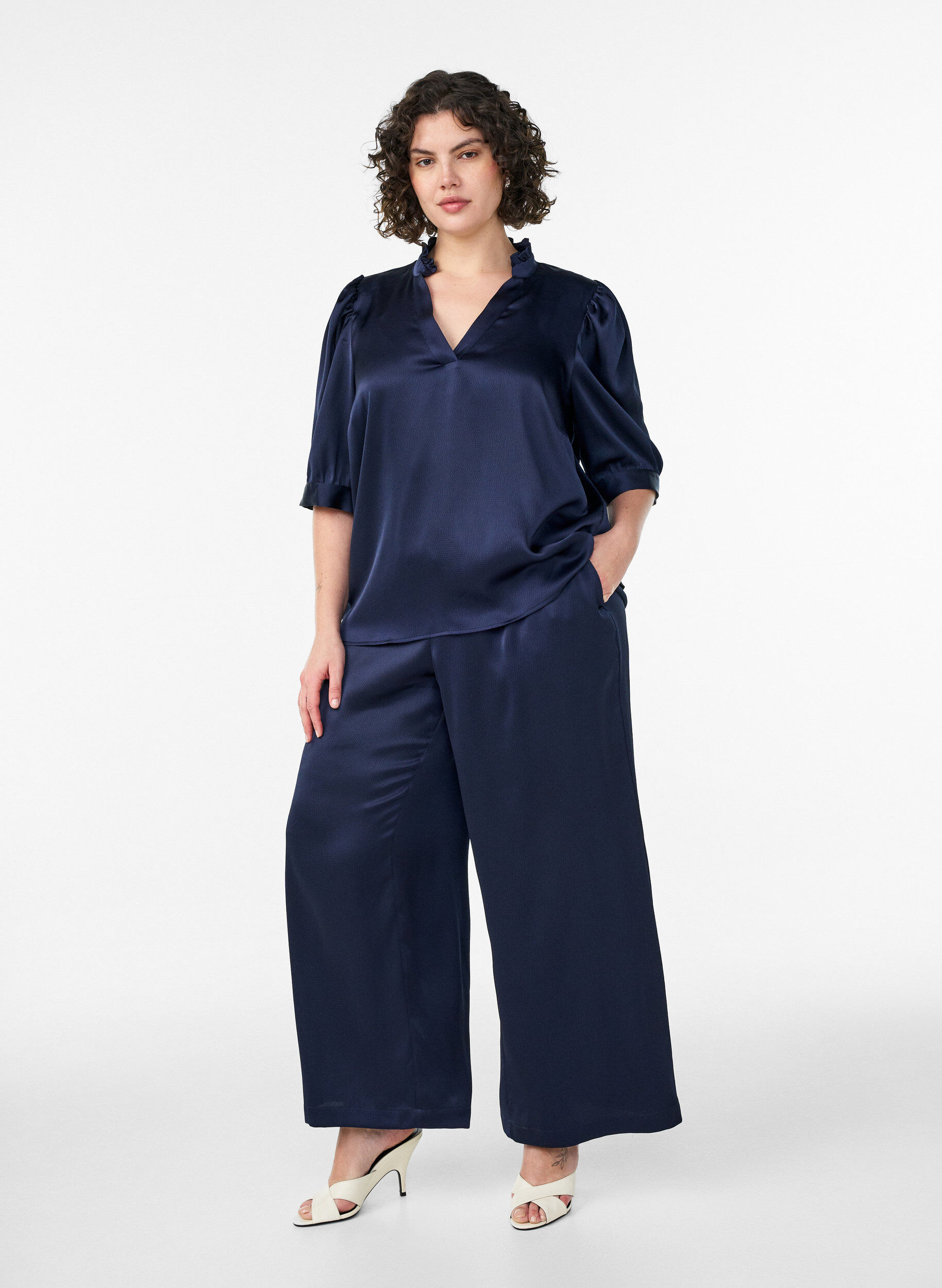 Pantalon aspect satin &agrave; jambes larges et droites, Bleu, Model