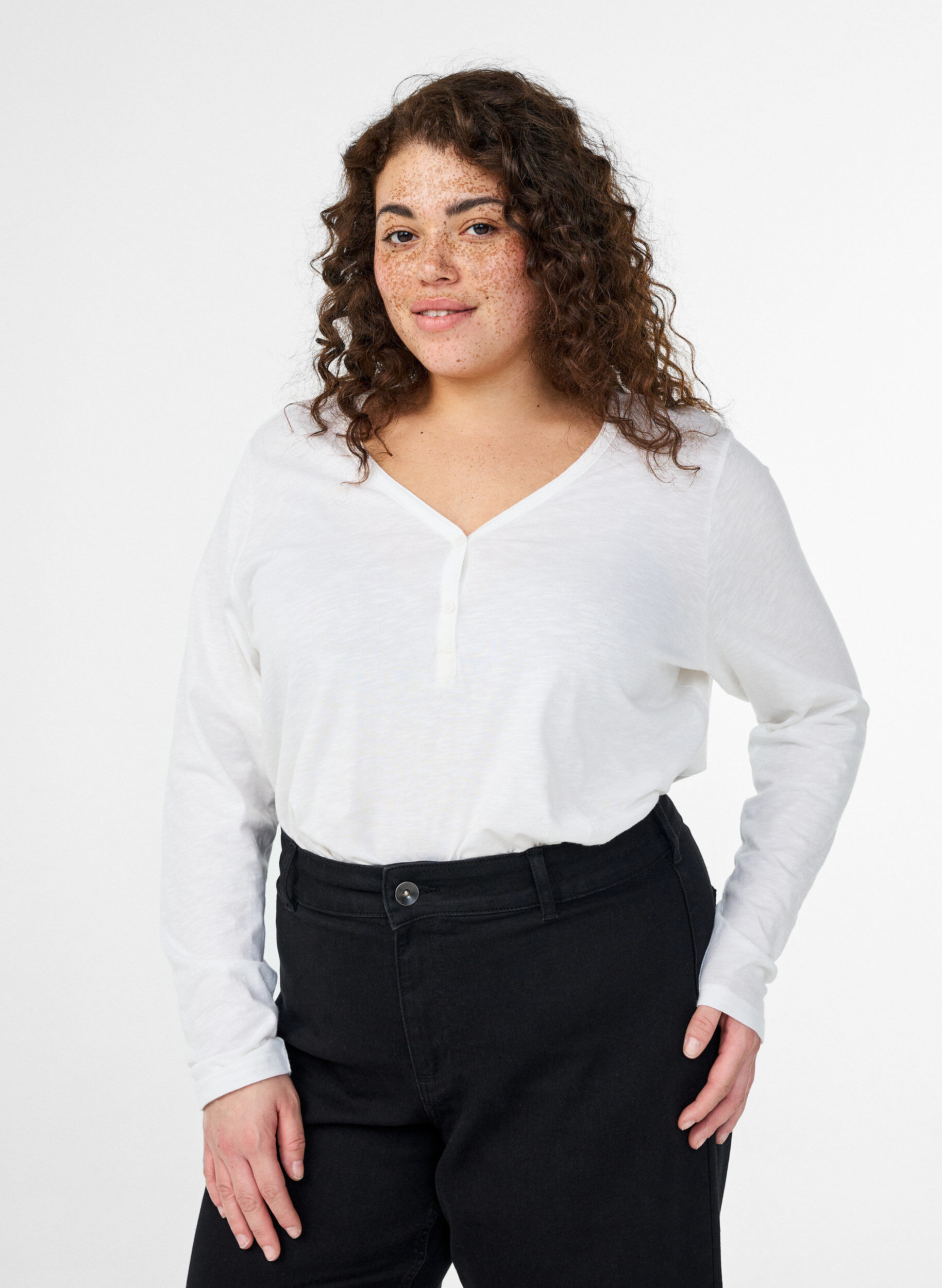 Langarmshirt mit V-Ausschnitt und Kn&ouml;pfen, Wei&szlig;, Model