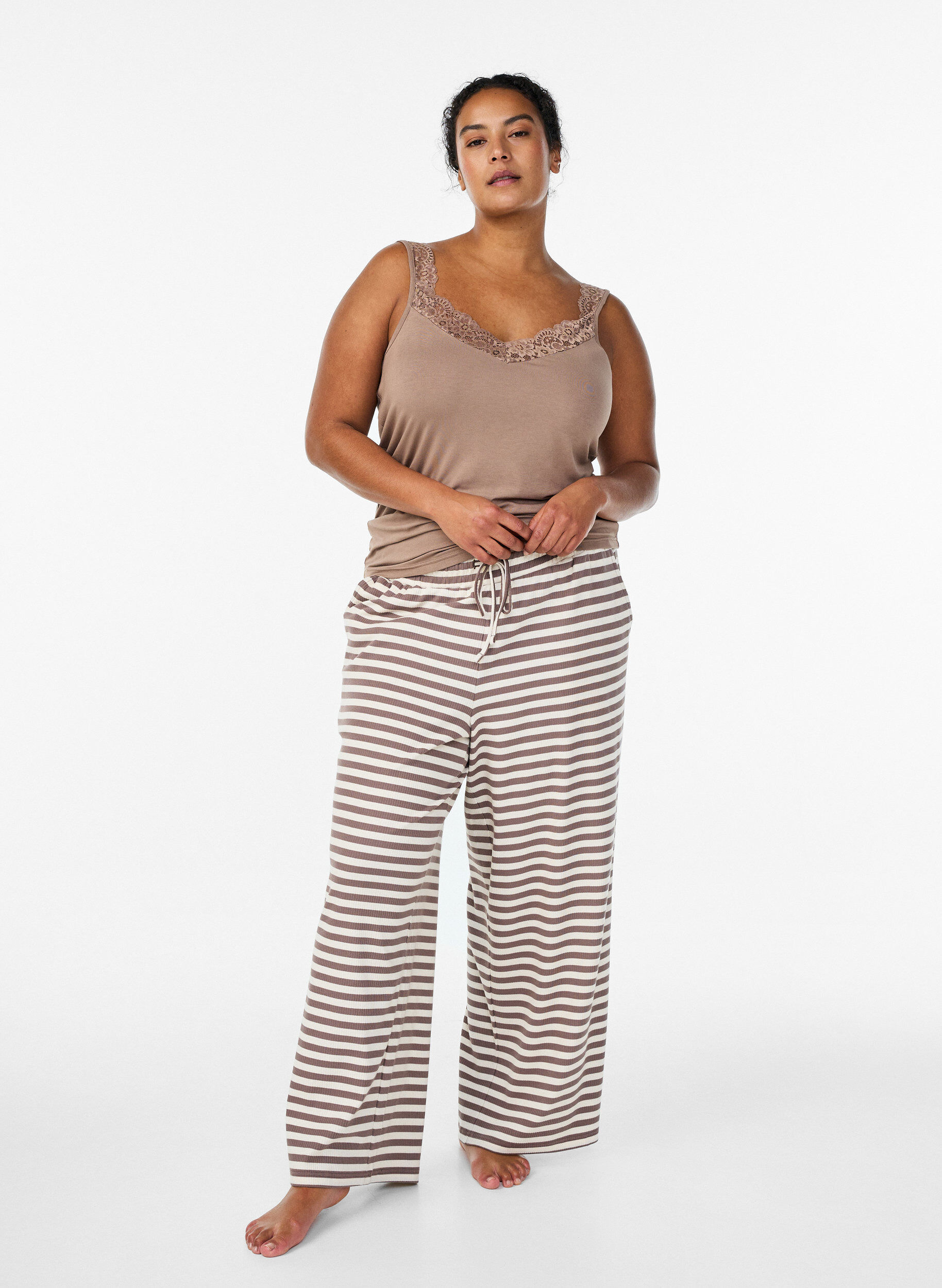 ZizziPantalon de pyjama ray&eacute; &agrave; taille haute et coupe ample, Beige, Model image number 0
