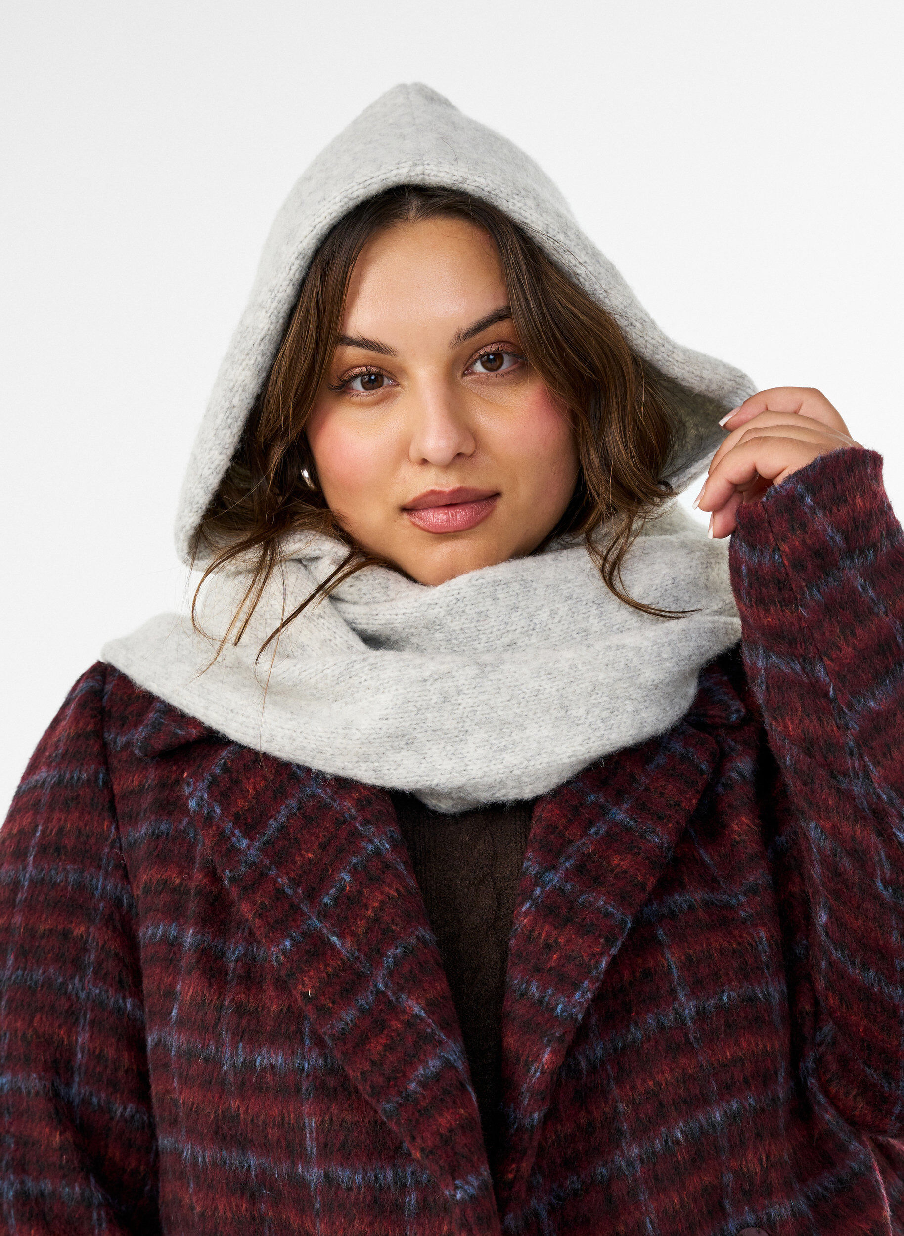 Strickschal mit Kapuze, Grau, Model