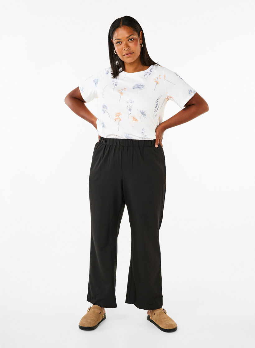 T-Shirt aus Bio-Baumwolle mit Blumendruck, White W. Blue flower, Model image number 2