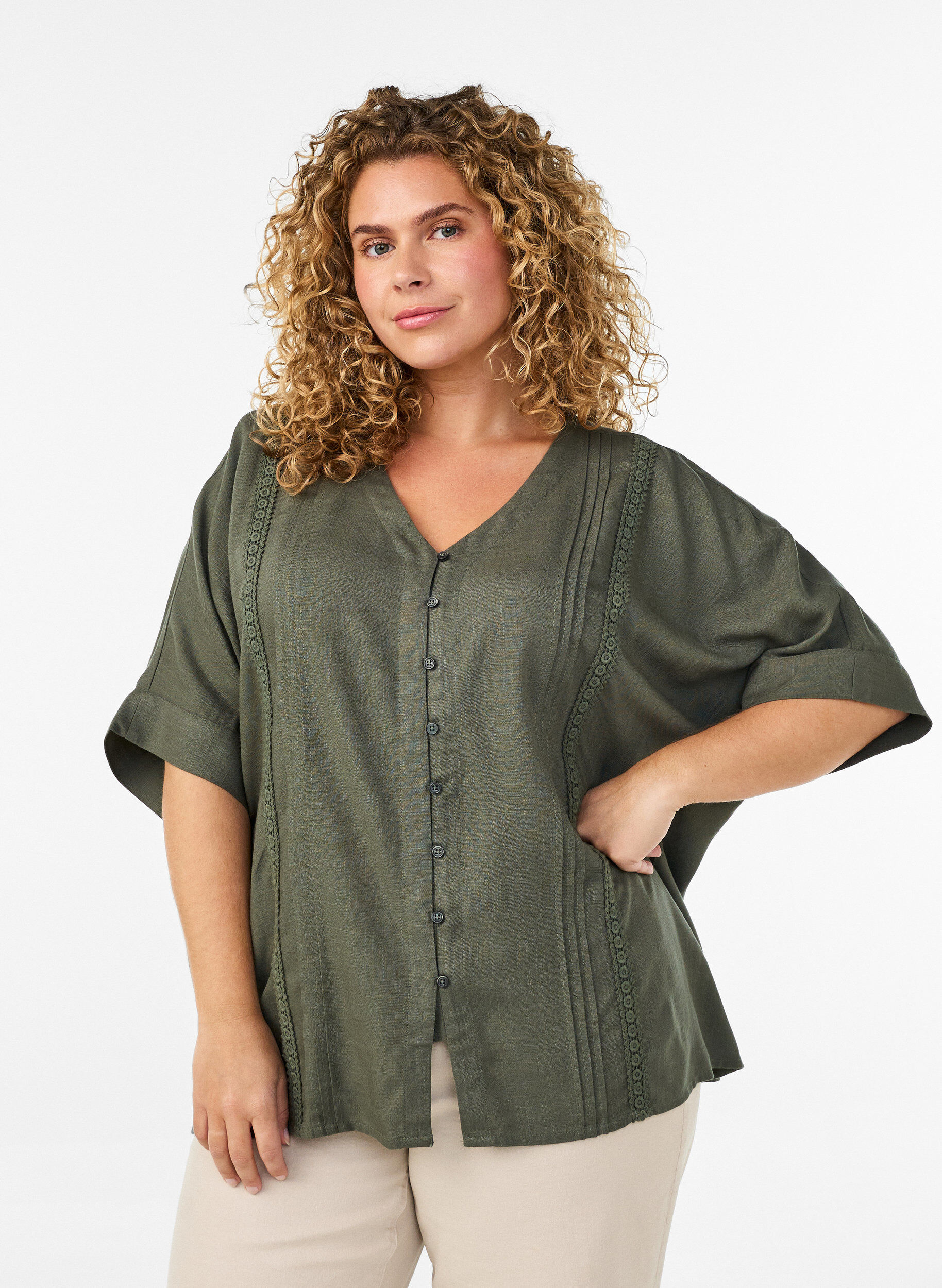 Viskosebluse mit Crochet-Besatz und Kn&ouml;pfen, Gr&uuml;n, Model
