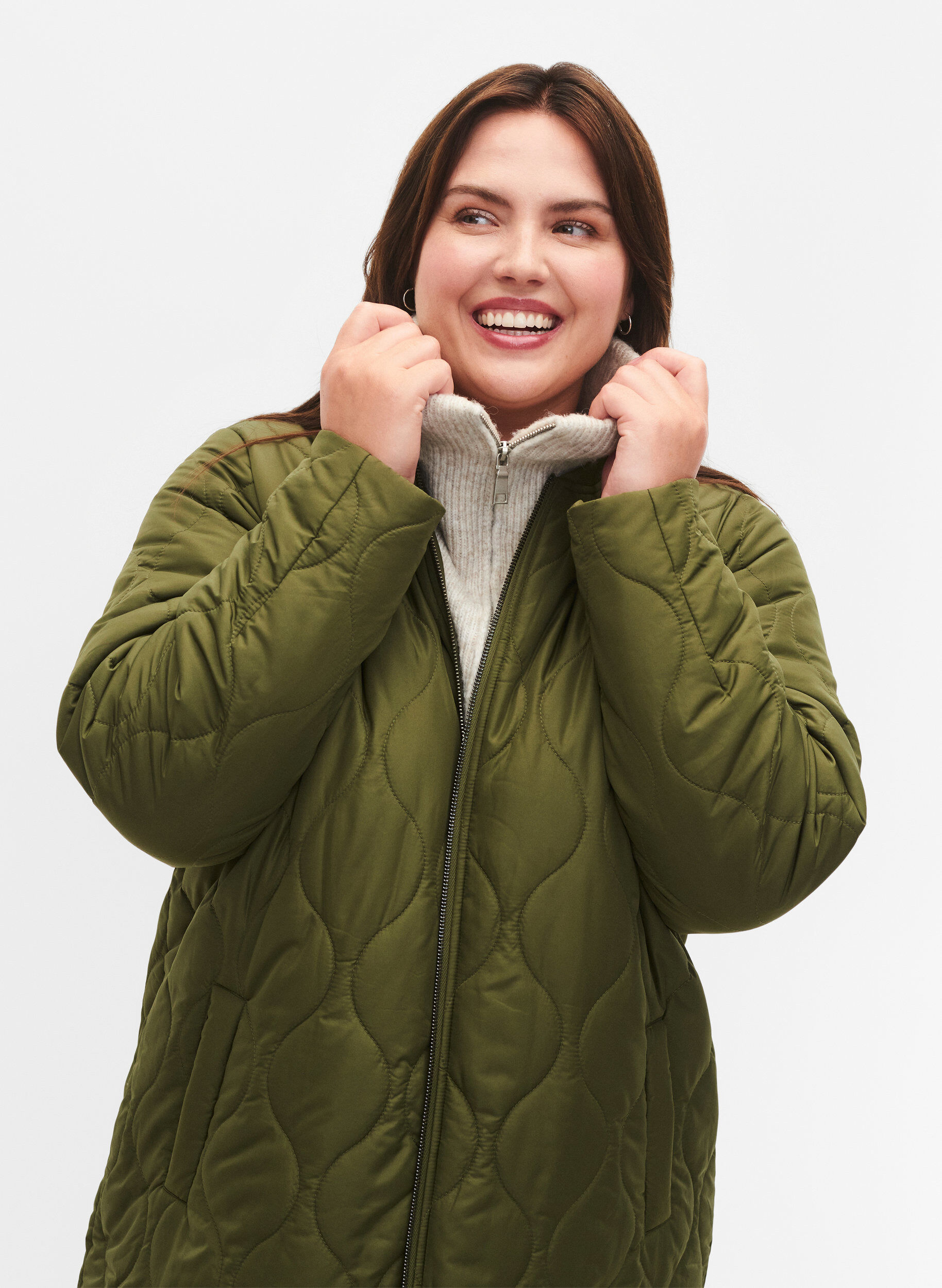 Zizzi Lange gef&uuml;tterte Jacke mit Taschen und Rei&szlig;verschluss, Winter Moss, Model image number 3