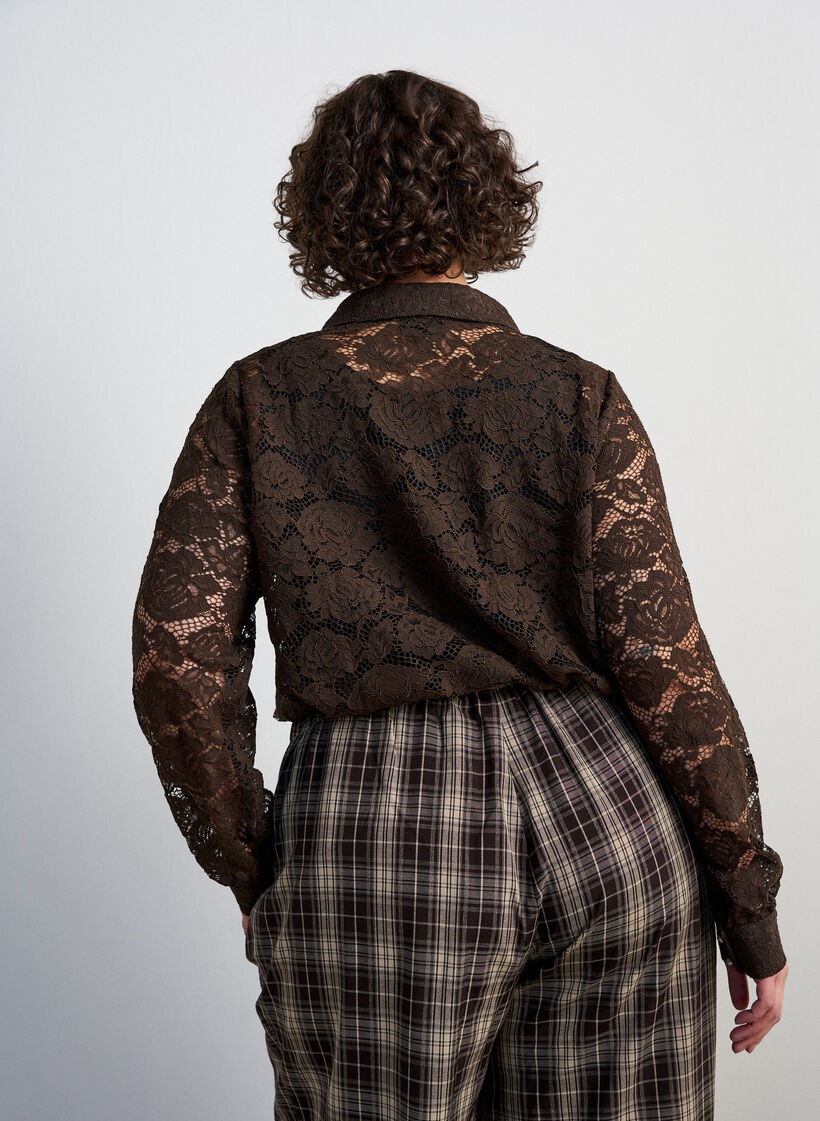 Chemise en dentelle avec boutons nacr&eacute;s, Marron, Model image number 2
