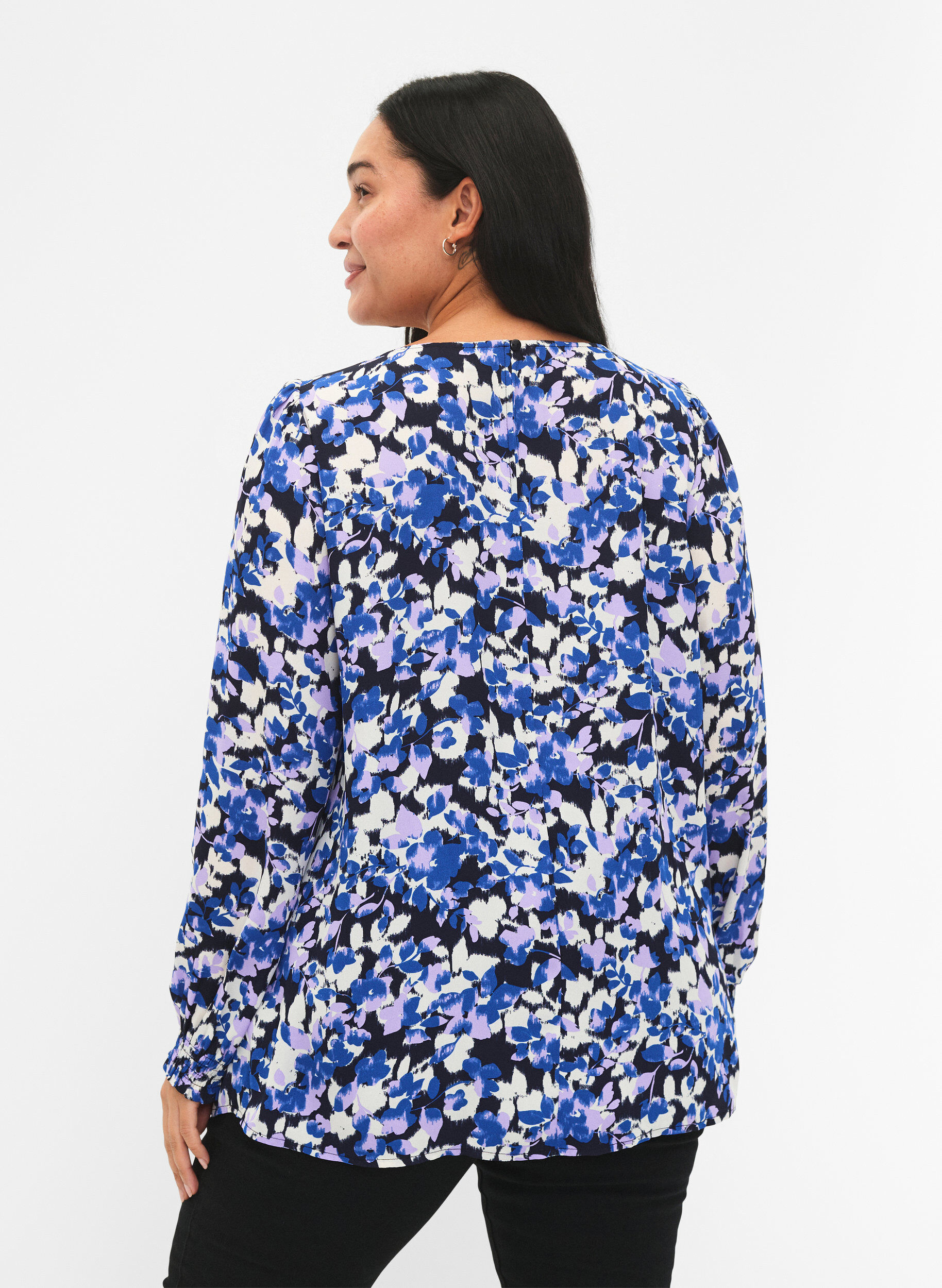 Zizzi FLASH - Lang&auml;rmelige Bluse gesmokt und bedruckt, Blue Purple Flower, Model image number 1