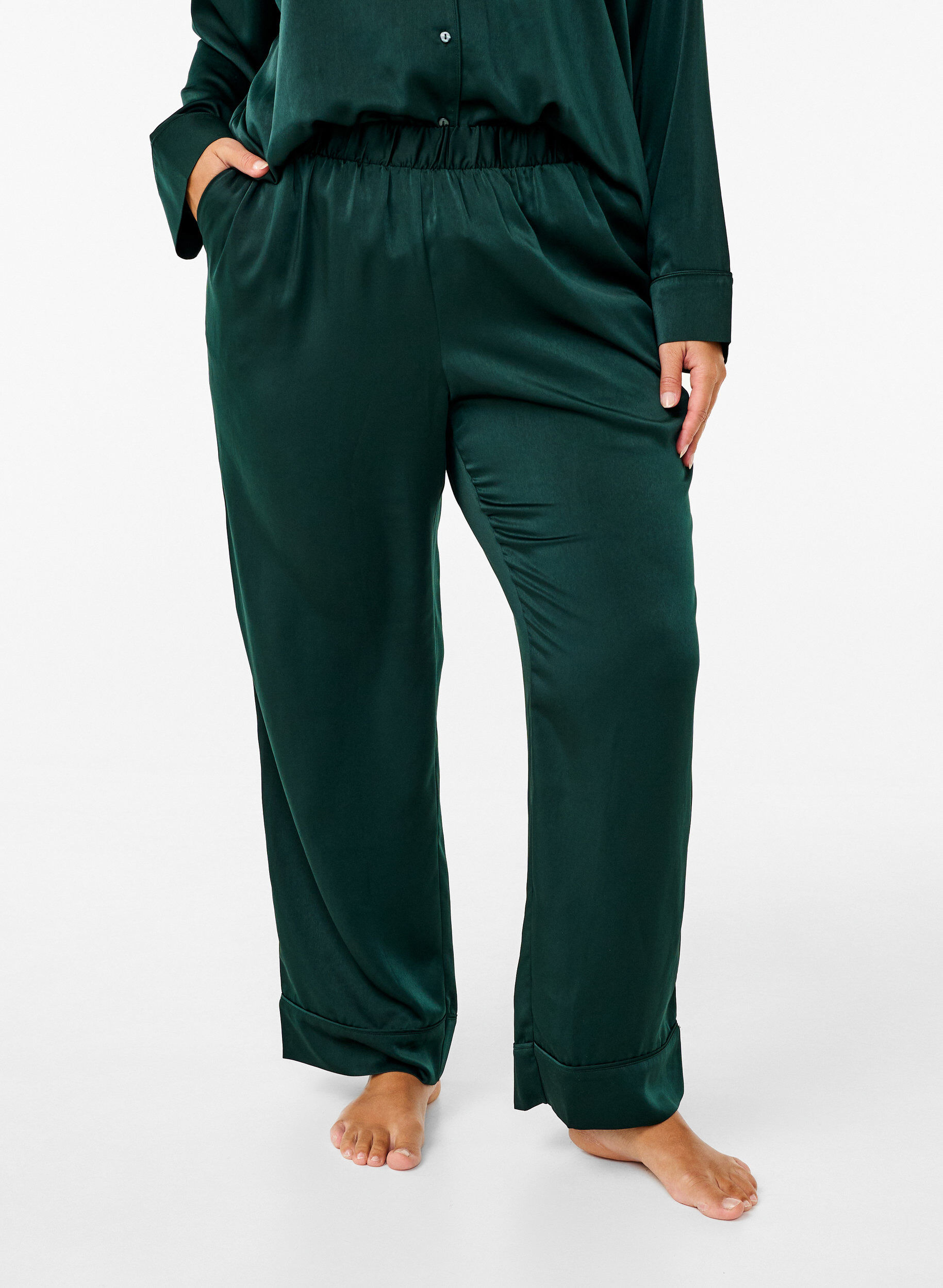 Zizzi Pantalon de pyjama en satin avec taille &eacute;lastiqu&eacute;e, Scarab, Model image number 2