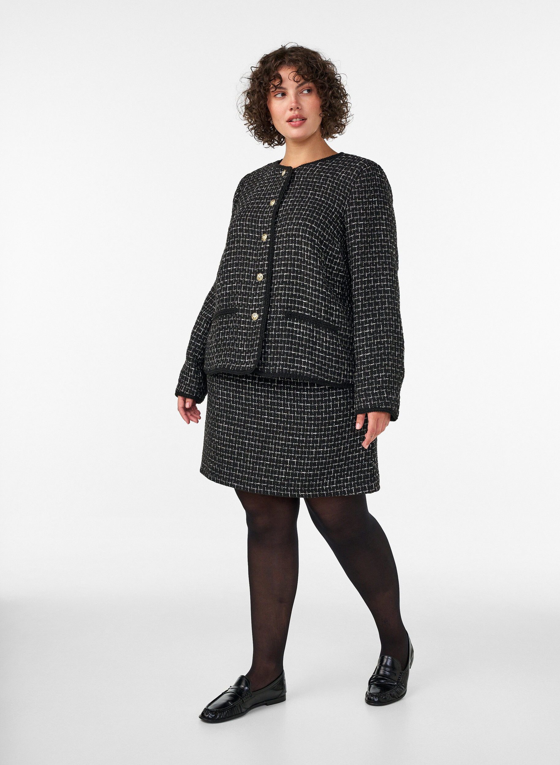ZizziVeste en boucl&eacute; avec boutons dor&eacute;s, Noir, Model image number 1