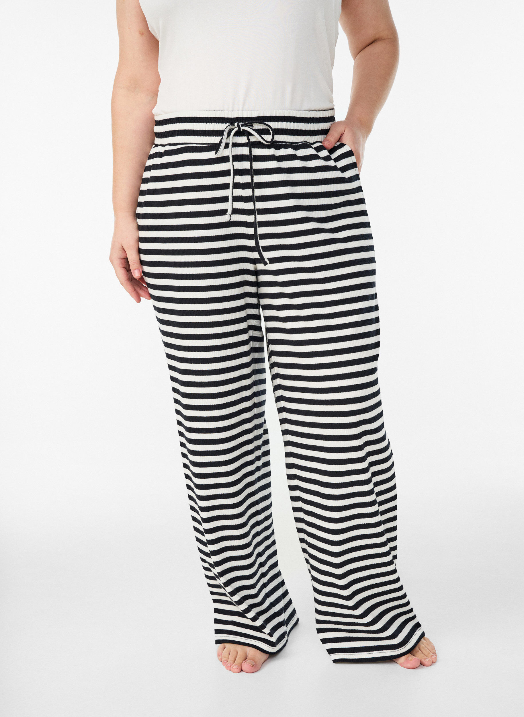 ZizziGestreifte Schlafanzughose mit hoher Taille und weiten Beinen, Schwarz, Image image number 0