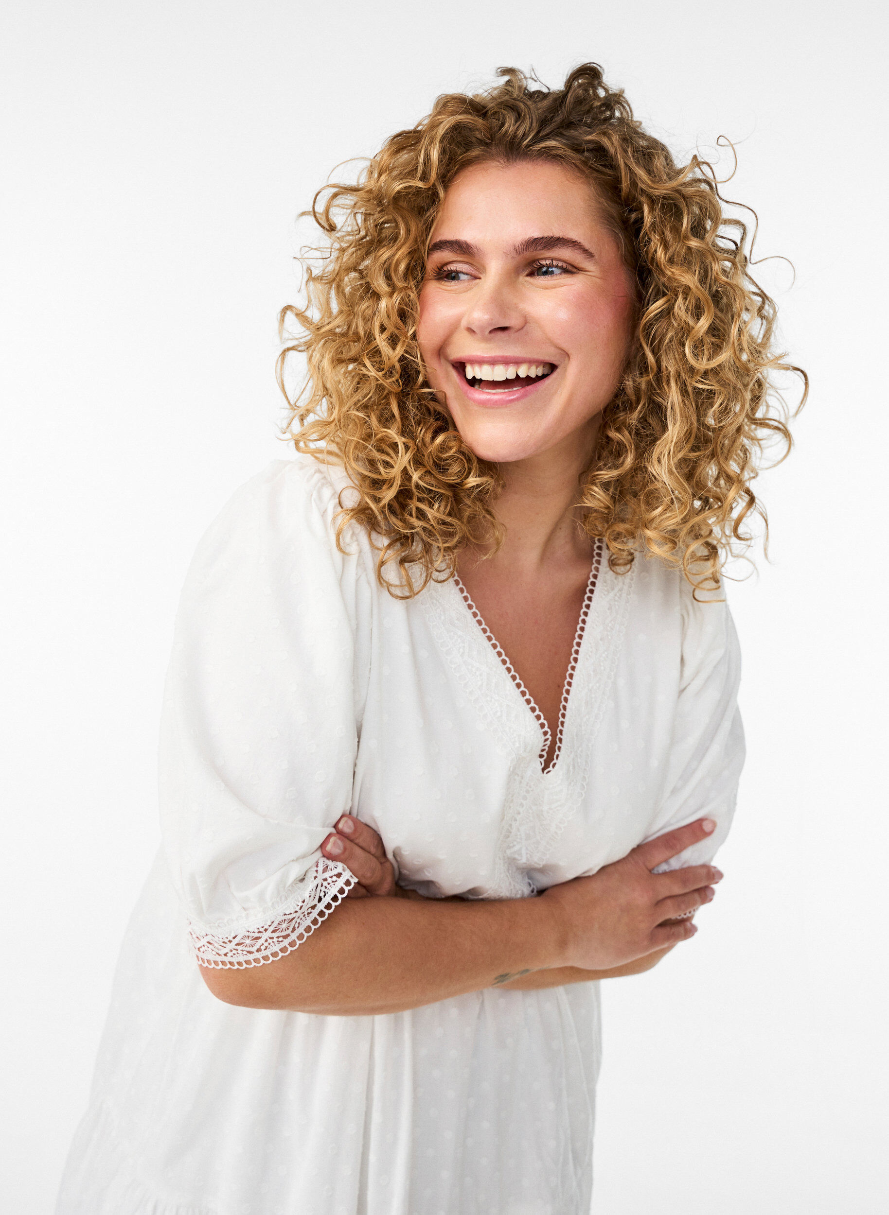 Zizzi Robe midi en coton textur&eacute; avec des d&eacute;tails en crochet, Blanc, Model image number 2