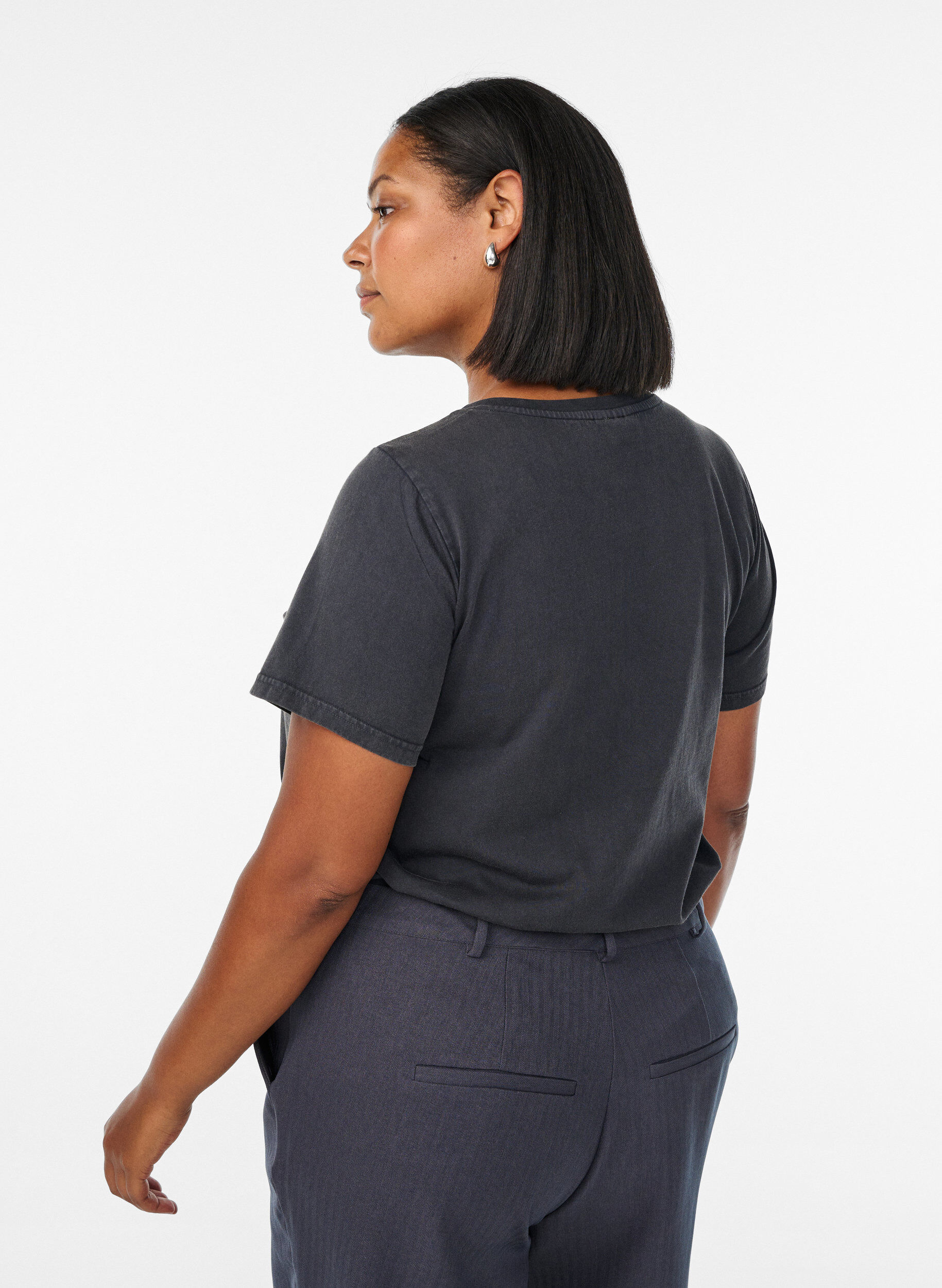 Zizzi T-Shirt aus Bio-Baumwolle mit Washed-Look, Grau, Model image number 2