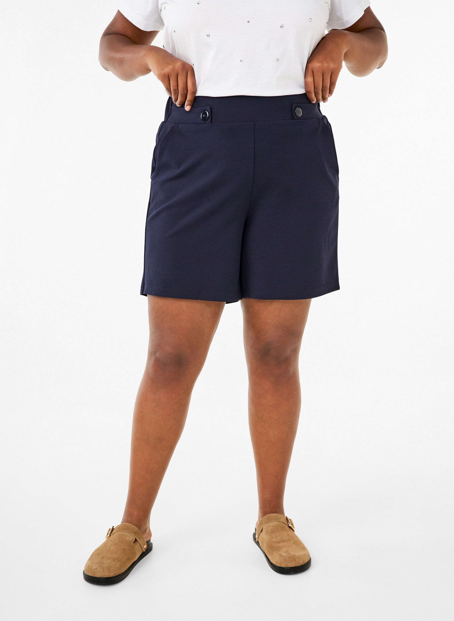 Zizzi Shorts mit Taschen und lockerer Passform, Blau, Model image number 3