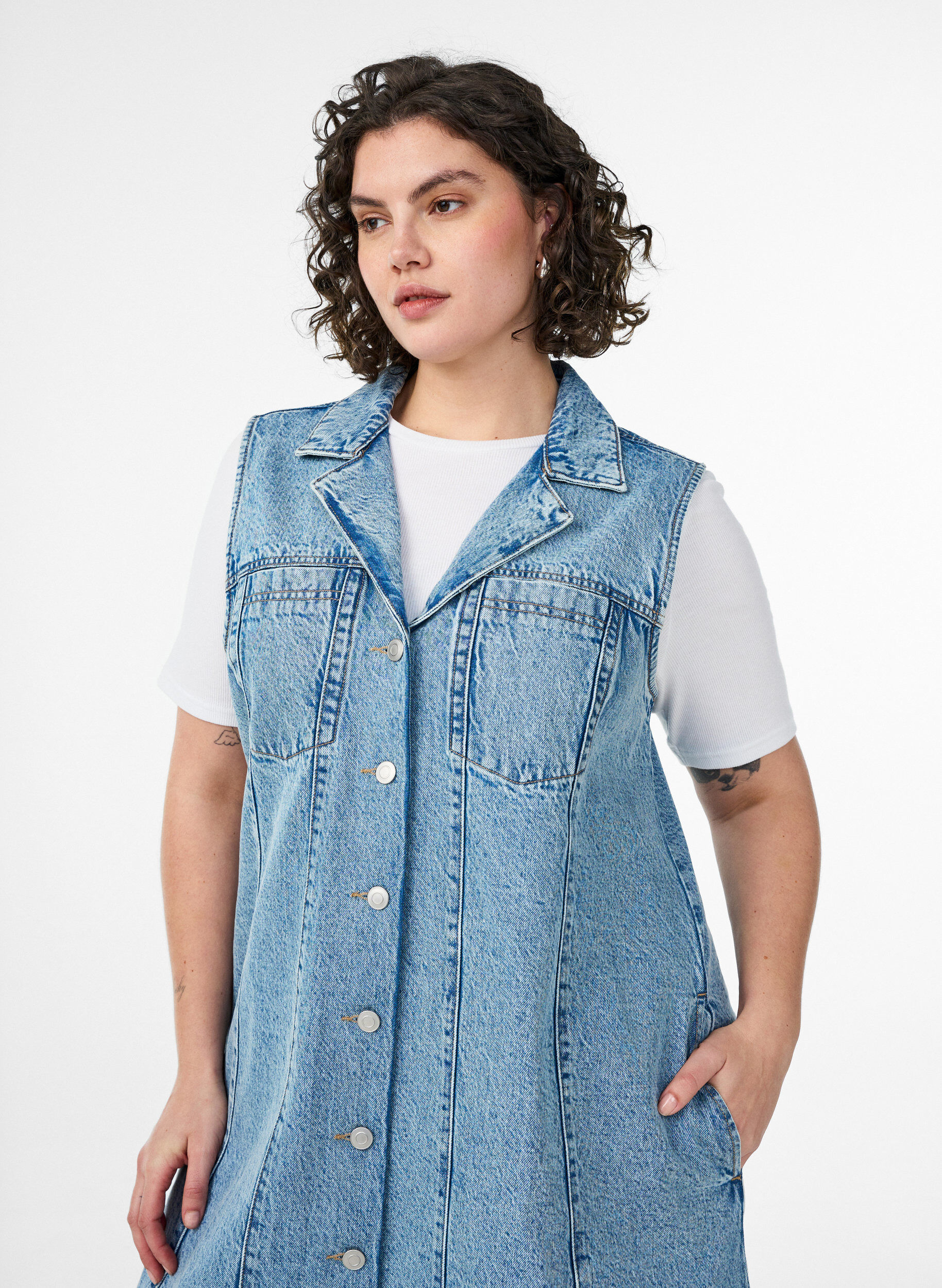 Zizzi &Auml;rmelloses Jeanskleid mit Knopfleiste und Schlitzen, Blau, Model image number 2
