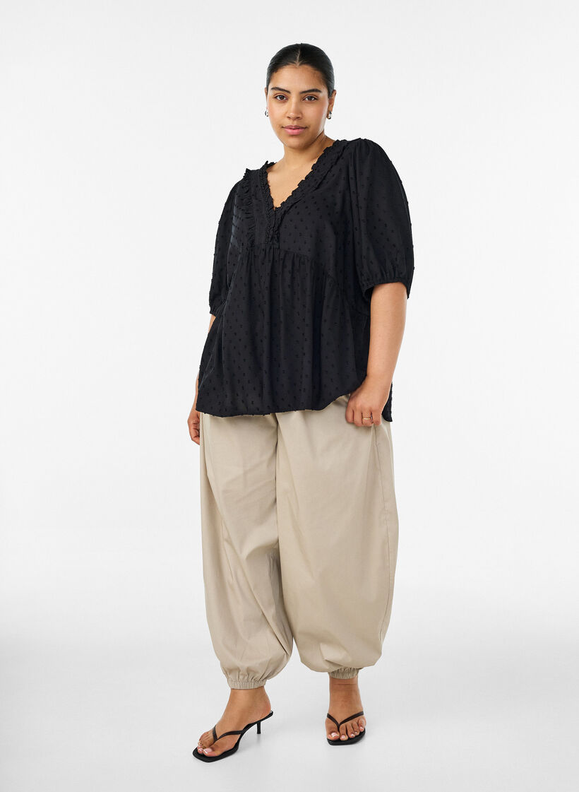 Blouse en viscose avec texture &agrave; pois et col V, Noir, Model image number 1
