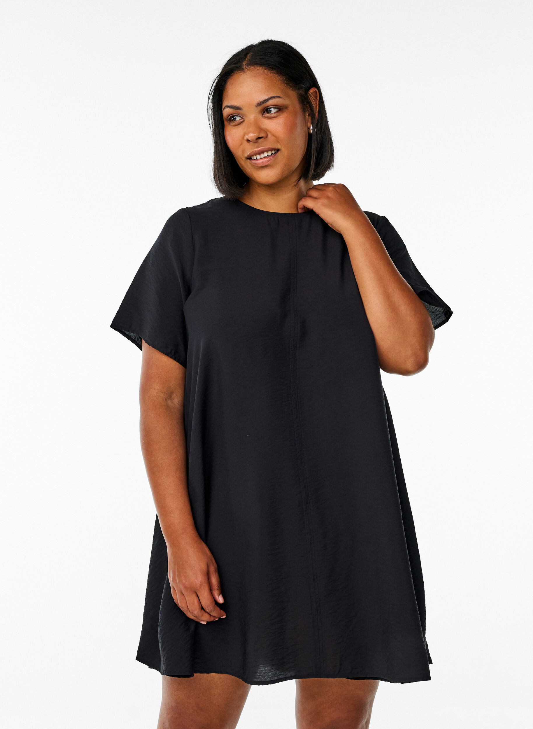 Zizzi Robe &eacute;vas&eacute;e en viscose &agrave; manches courtes, Noir, Model image number 0