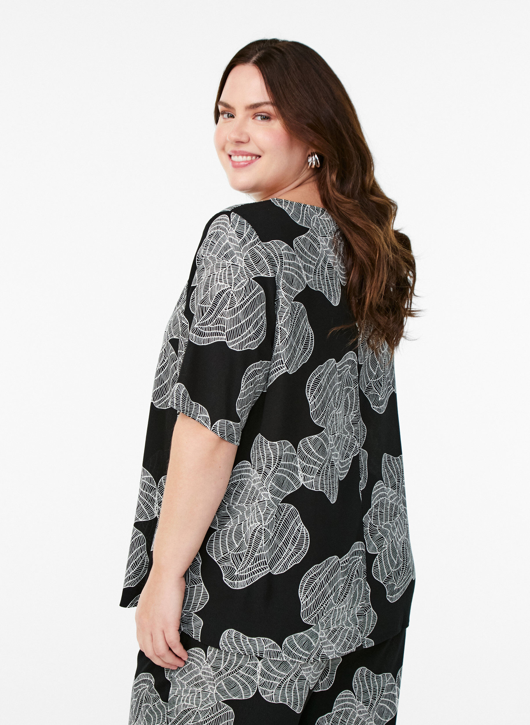 Zizzi Bluse mit Druck, Schwarz, Model image number 2