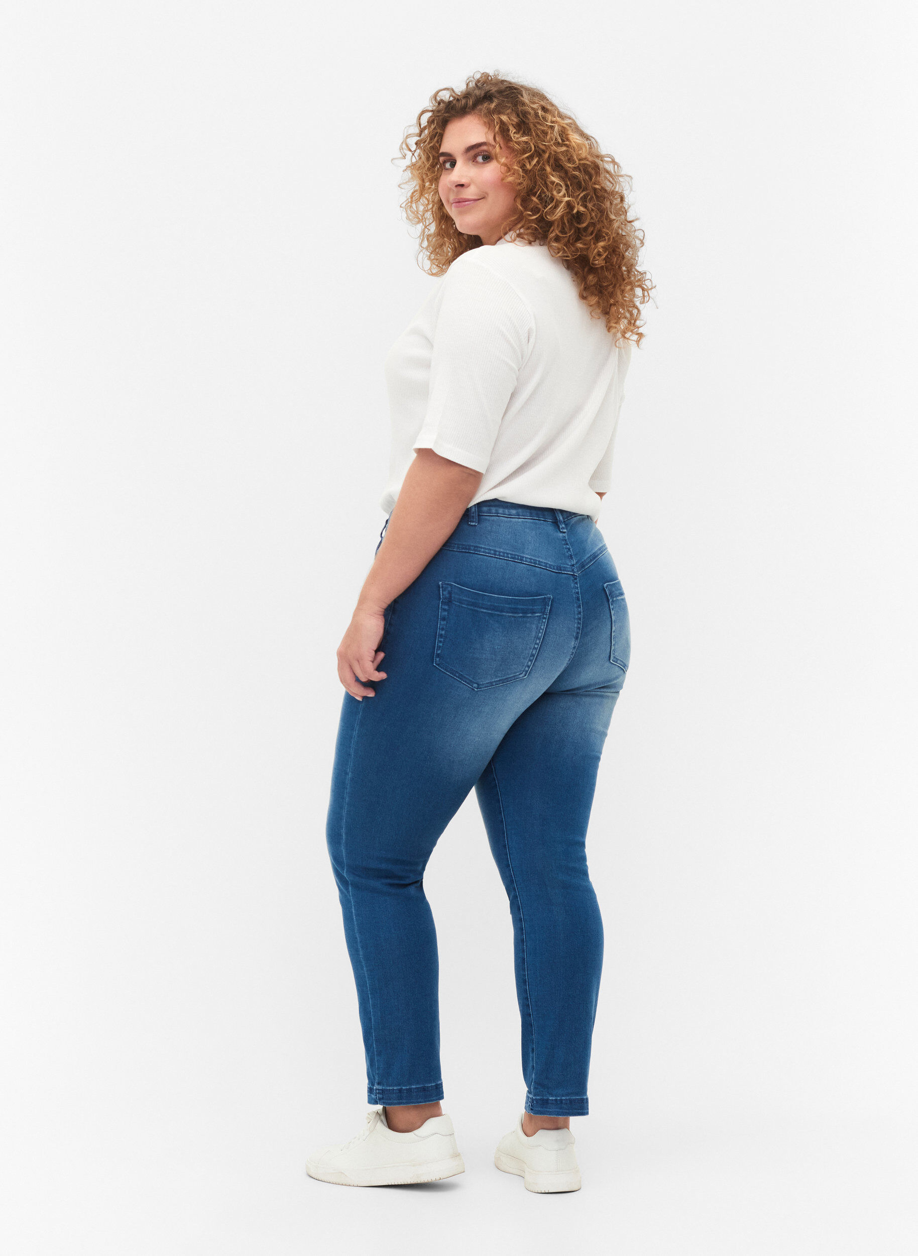 Zizzi Slim Fit Emily Jeans mit normaler Taillenh&ouml;he, Blau, Model image number 1