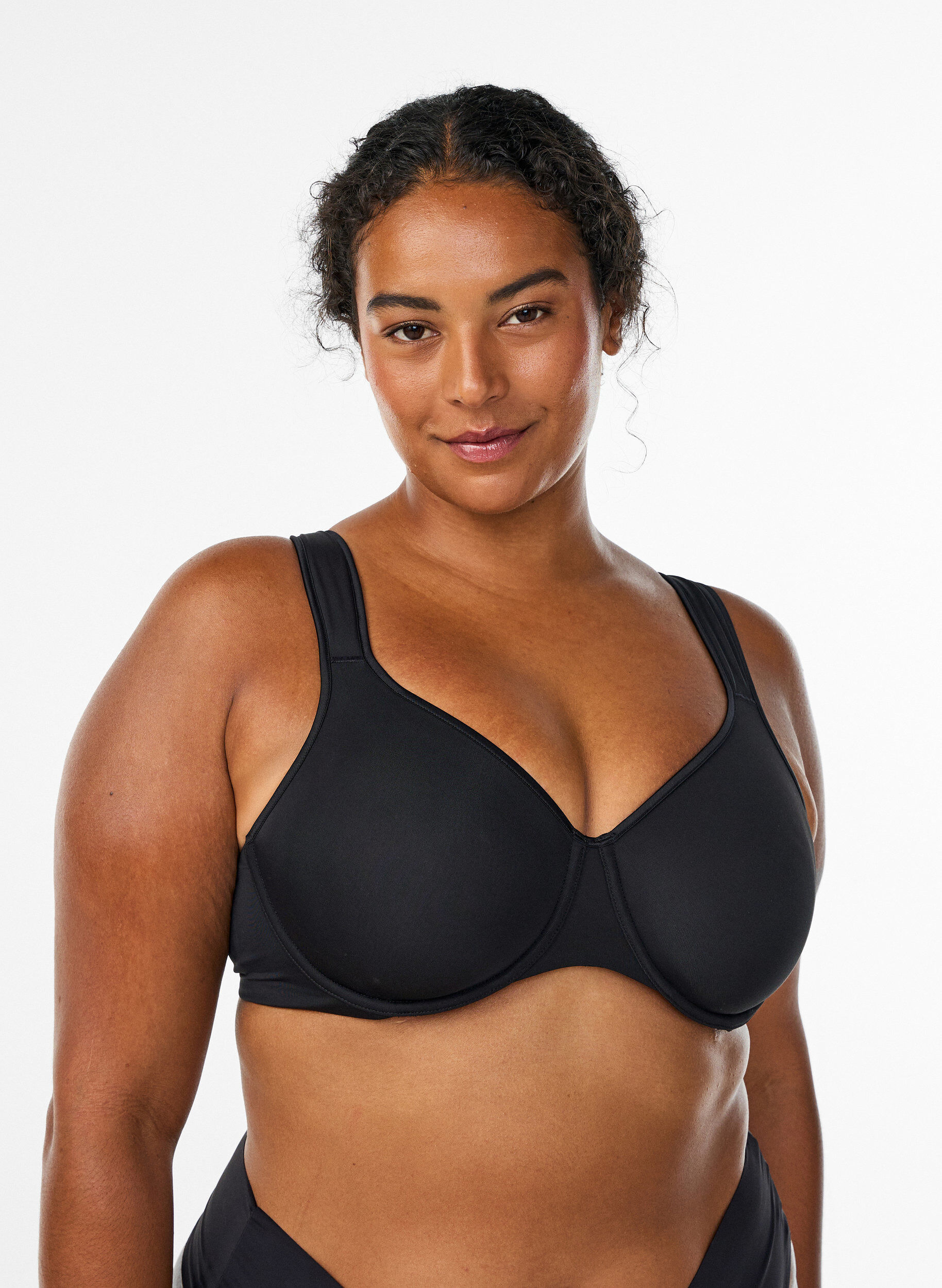 Soutien-gorge minimiseur avec bretelles rembourr&eacute;es, Noir, Model