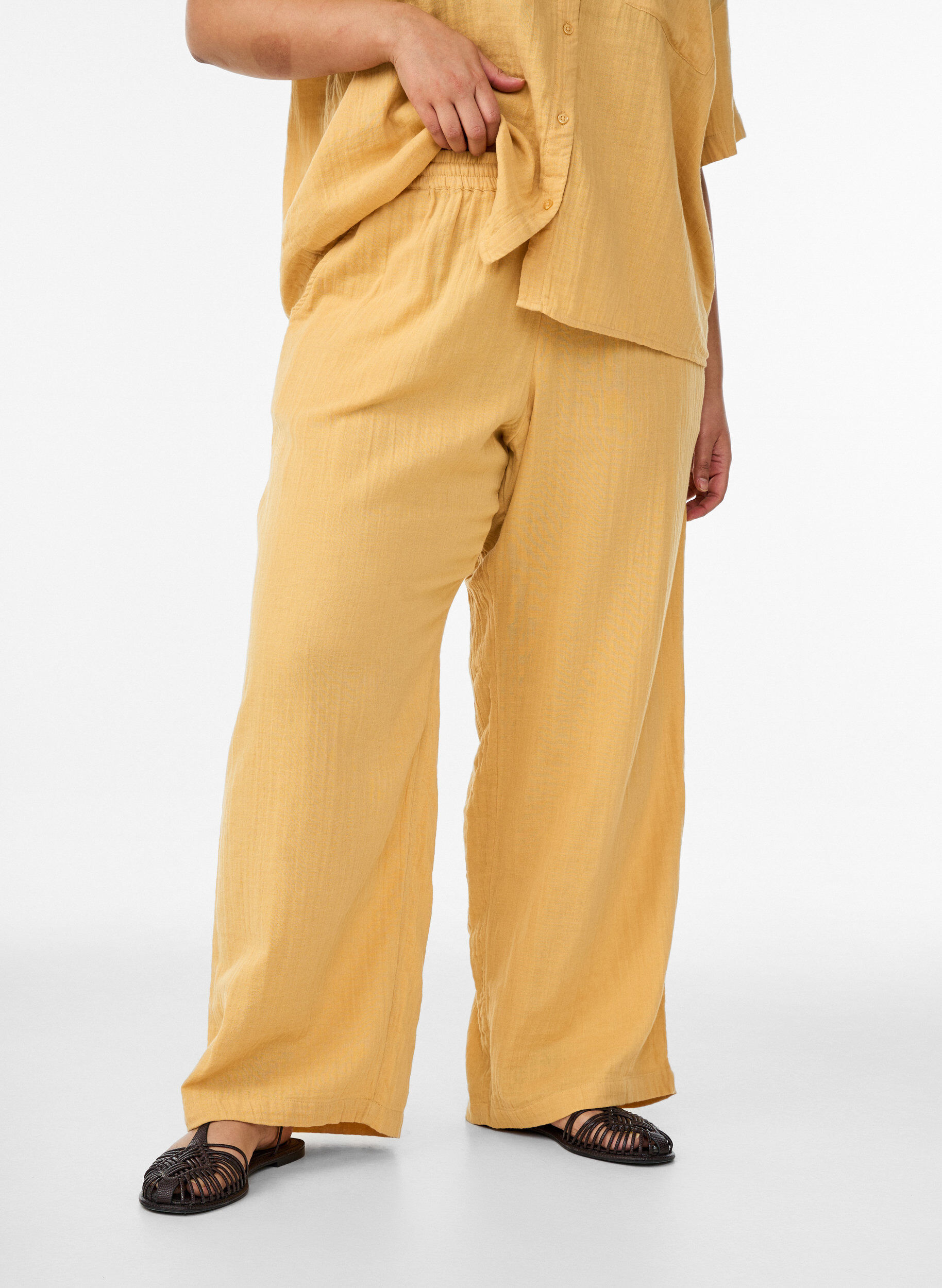 ZizziPantalon taille haute en mousseline de coton &agrave; coupe ample, Jaune clair, Model image number 2