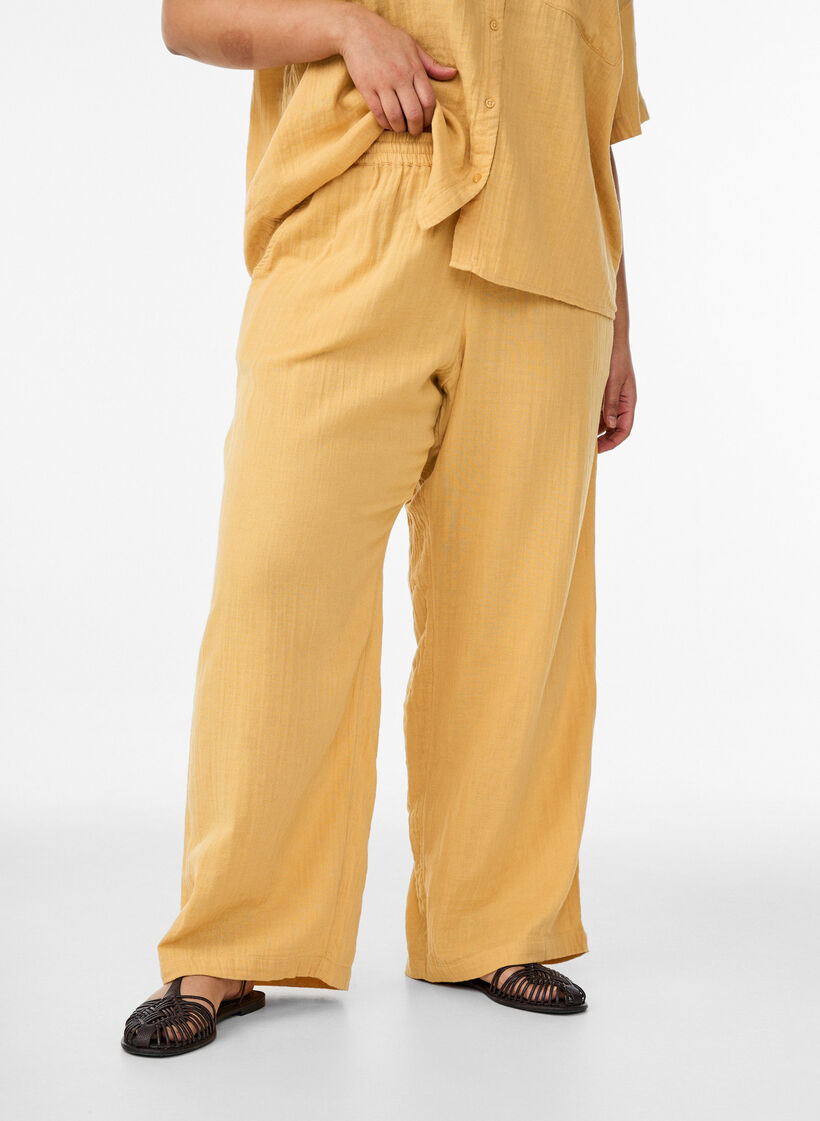 Pantalon taille haute en mousseline de coton &agrave; coupe ample, Jaune clair, Model image number 2