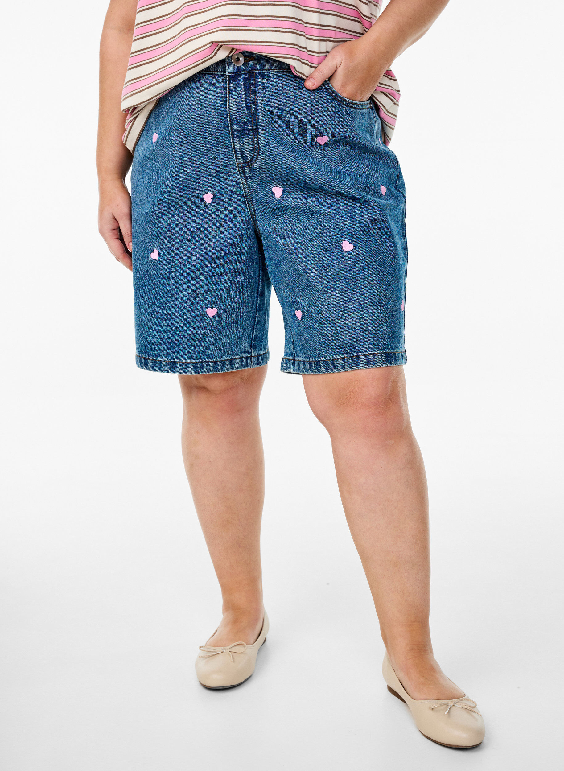 Zizzi Shorts en jean taille haute orn&eacute;s de c&oelig;urs brod&eacute;s, Bleu Clair, Model image number 3