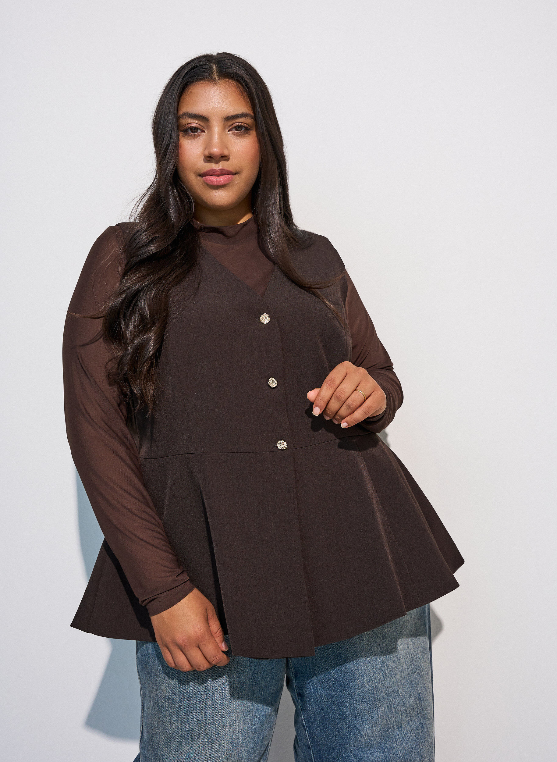 Enganliegende Mesh-Bluse mit langen &Auml;rmeln, Braun, Model