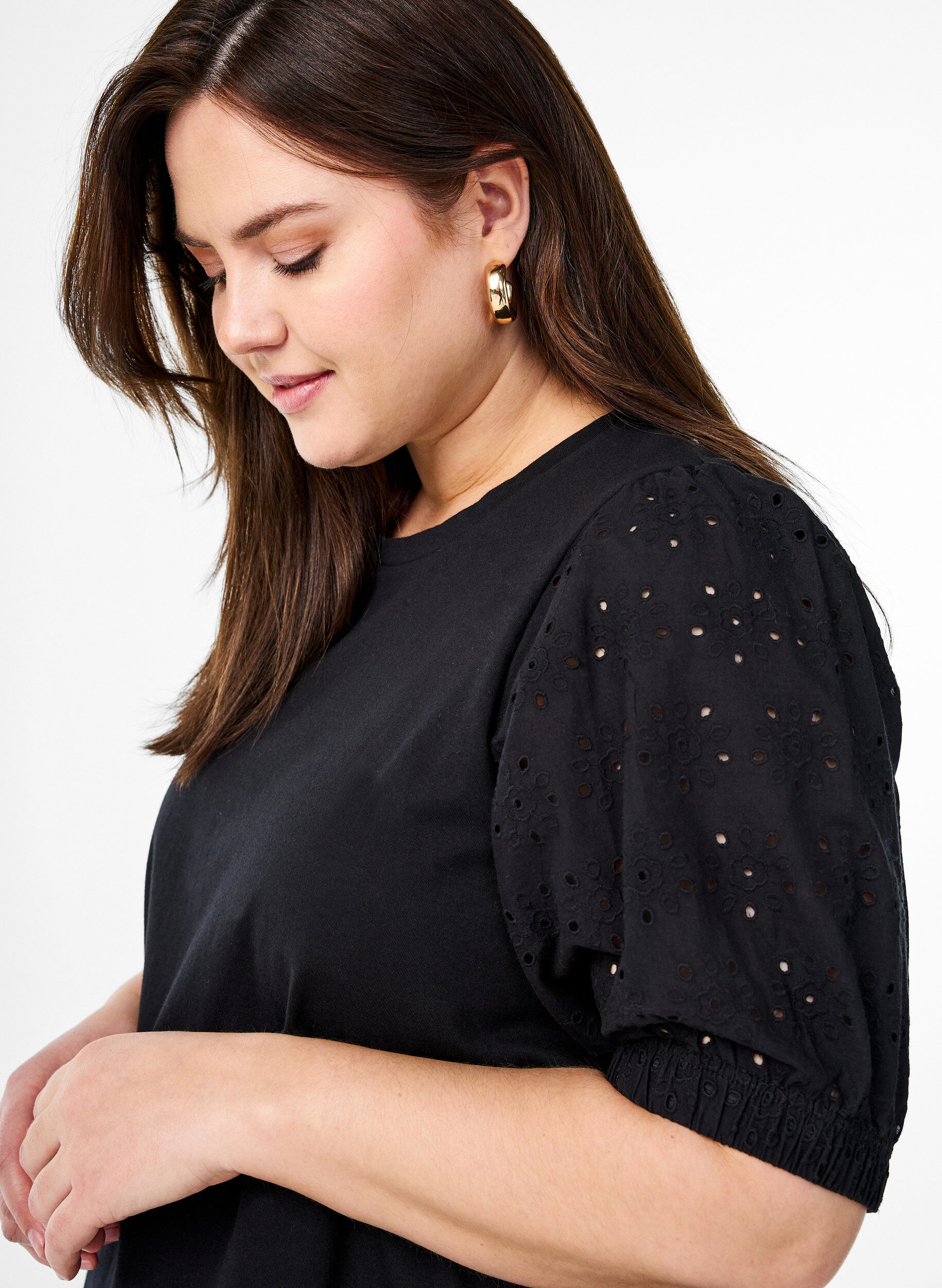 Zizzi T-Shirt mit &Auml;rmeln in Broderie Anglaise, Schwarz, Model image number 3