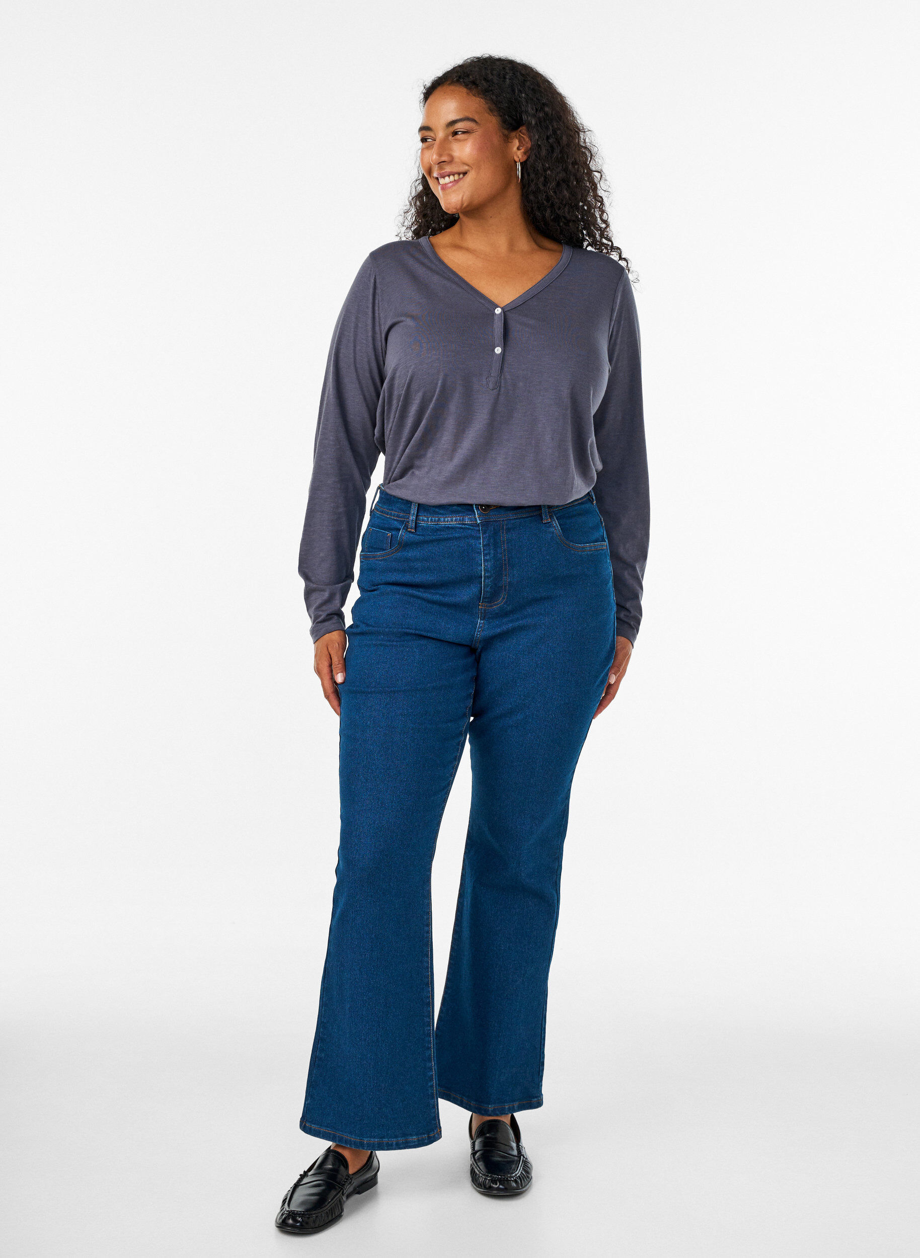 ZizziT-shirt &agrave; manches longues avec col V et boutons, Gris bleut&eacute;, Model image number 1