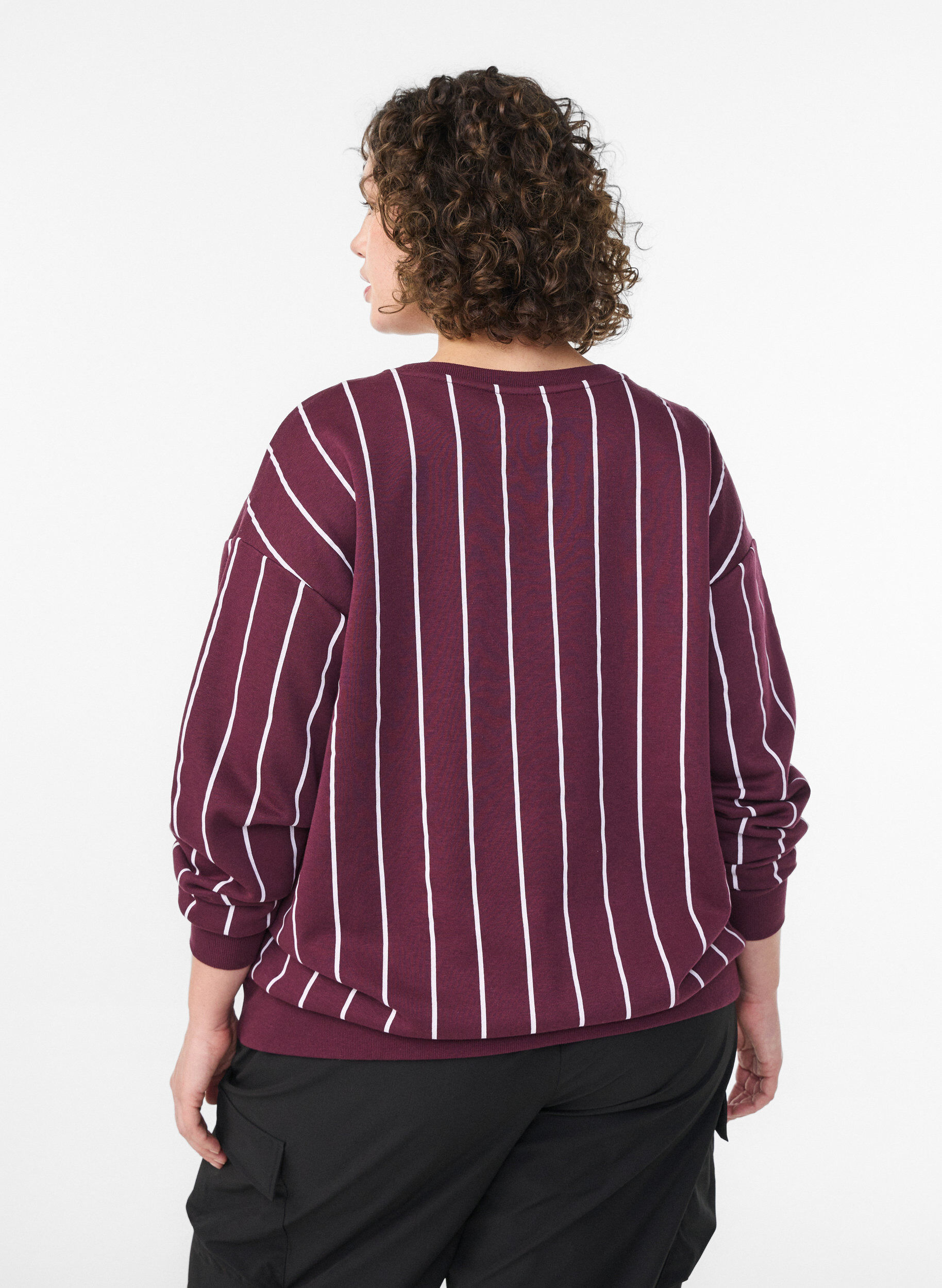 Zizzi Sweatshirt &agrave; rayures avec inscription, Bordeaux, Model image number 2