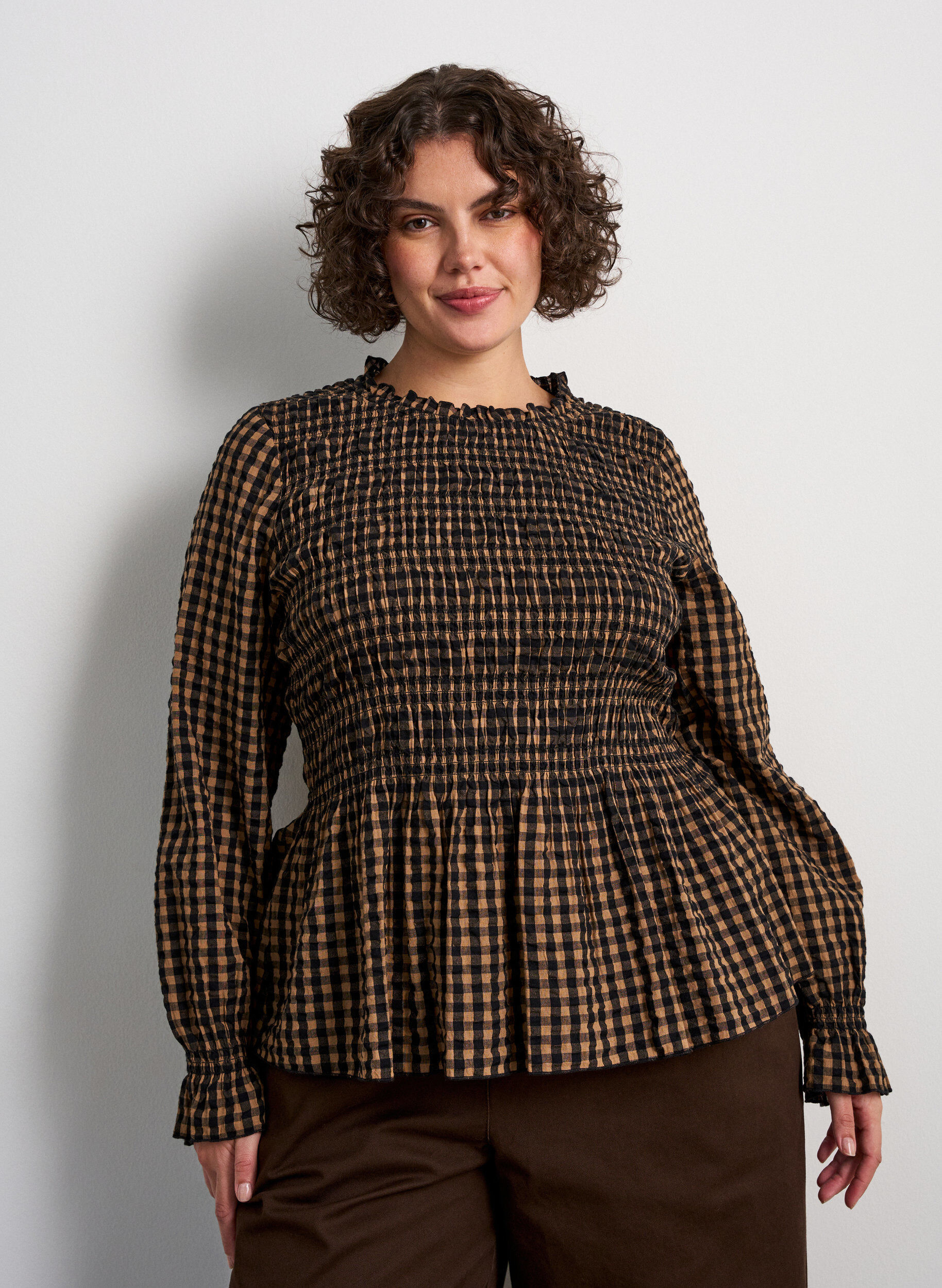 Blouse &agrave; carreaux avec smocks et basque, Marron, Model