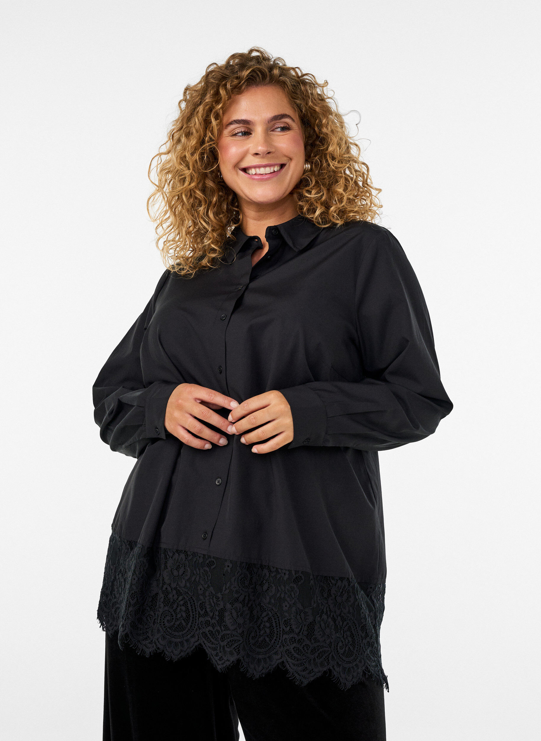 Chemise ample avec une large bordure en dentelle, Noir, Model