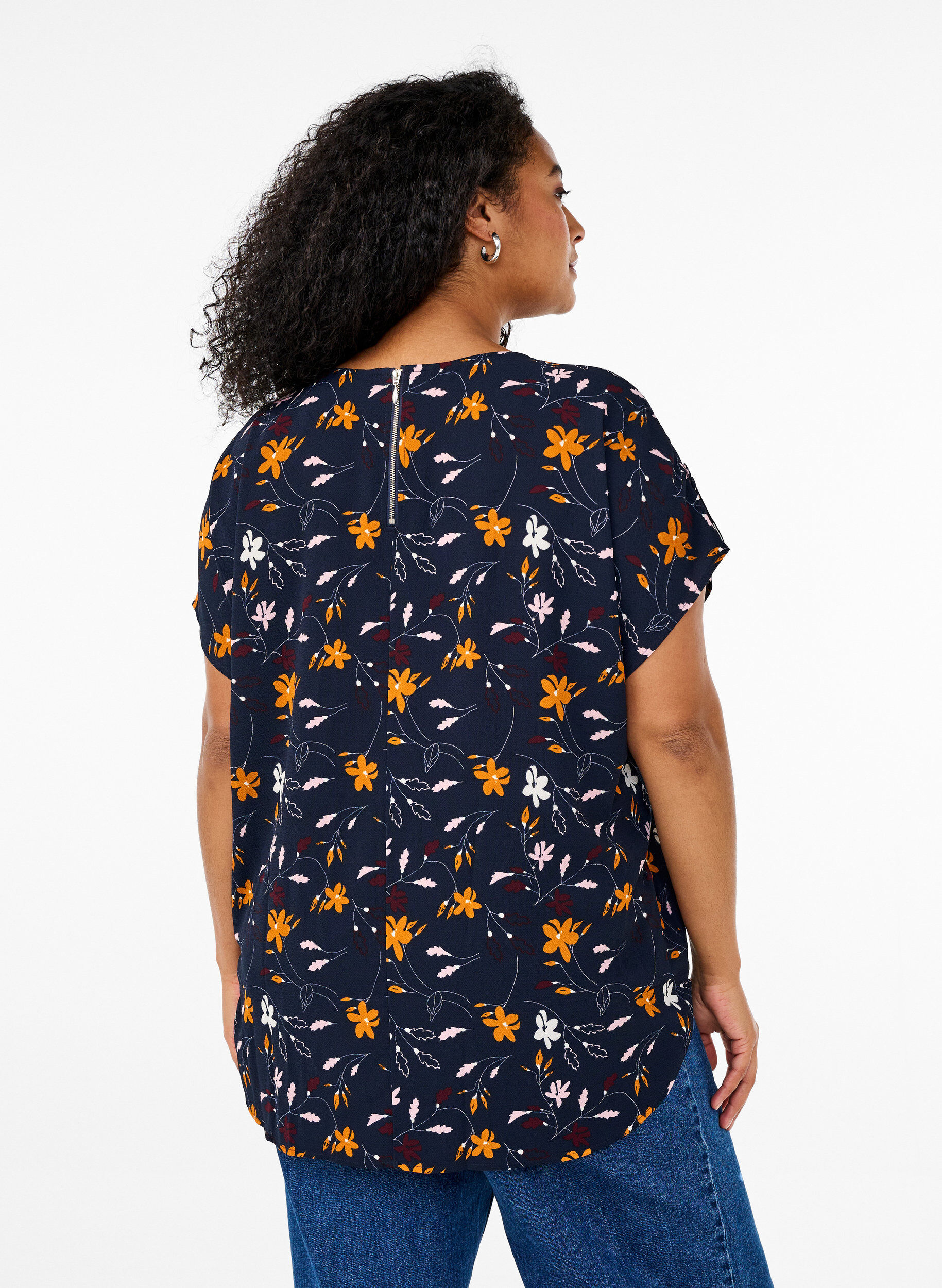 Zizzi Bluse mit kurzen &Auml;rmeln und gebl&uuml;mtem Print, Sky Captain Flower, Model image number 1