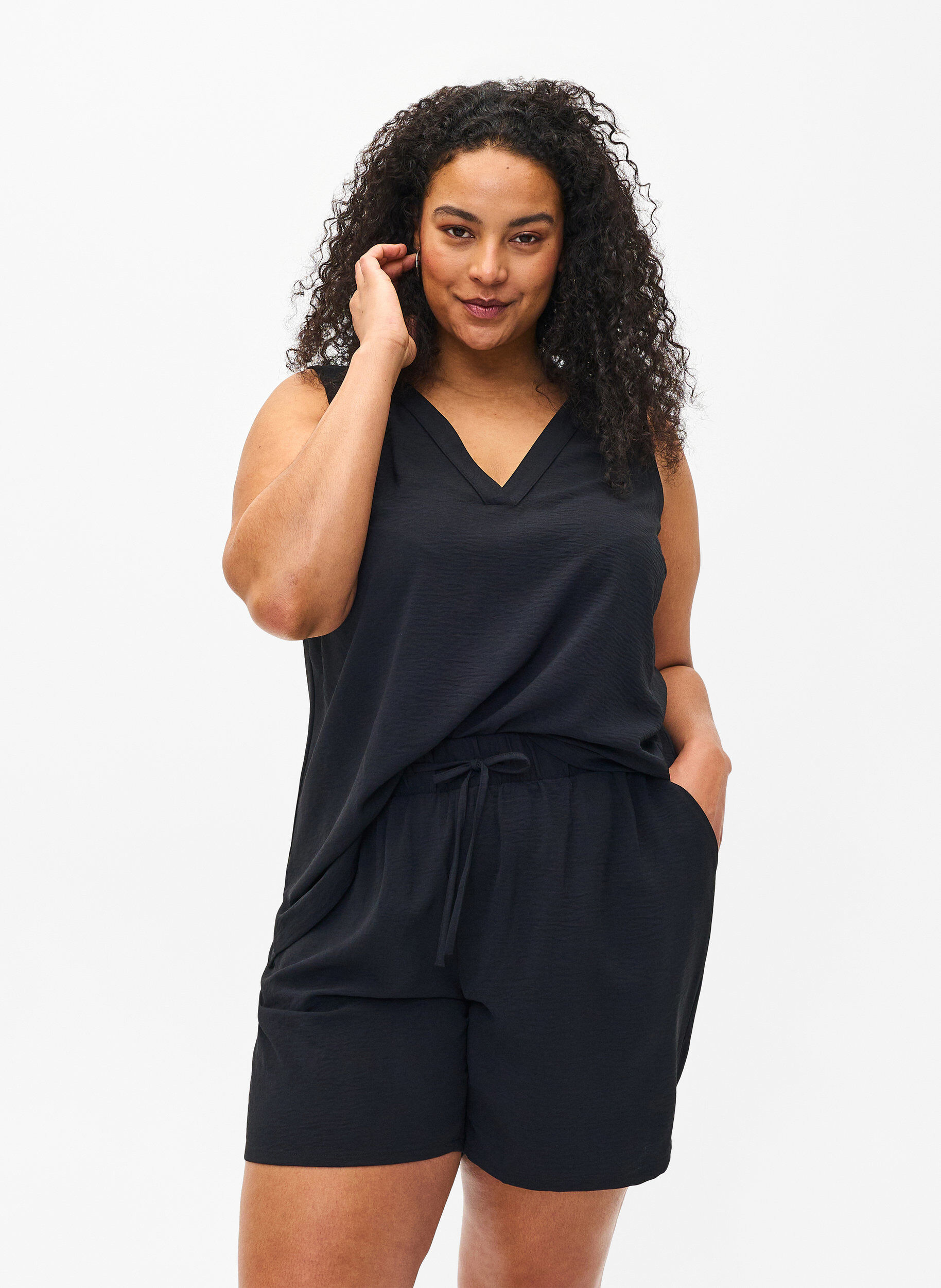 Kurze Hose mit Taschen und elastischem Bund, Schwarz, Model