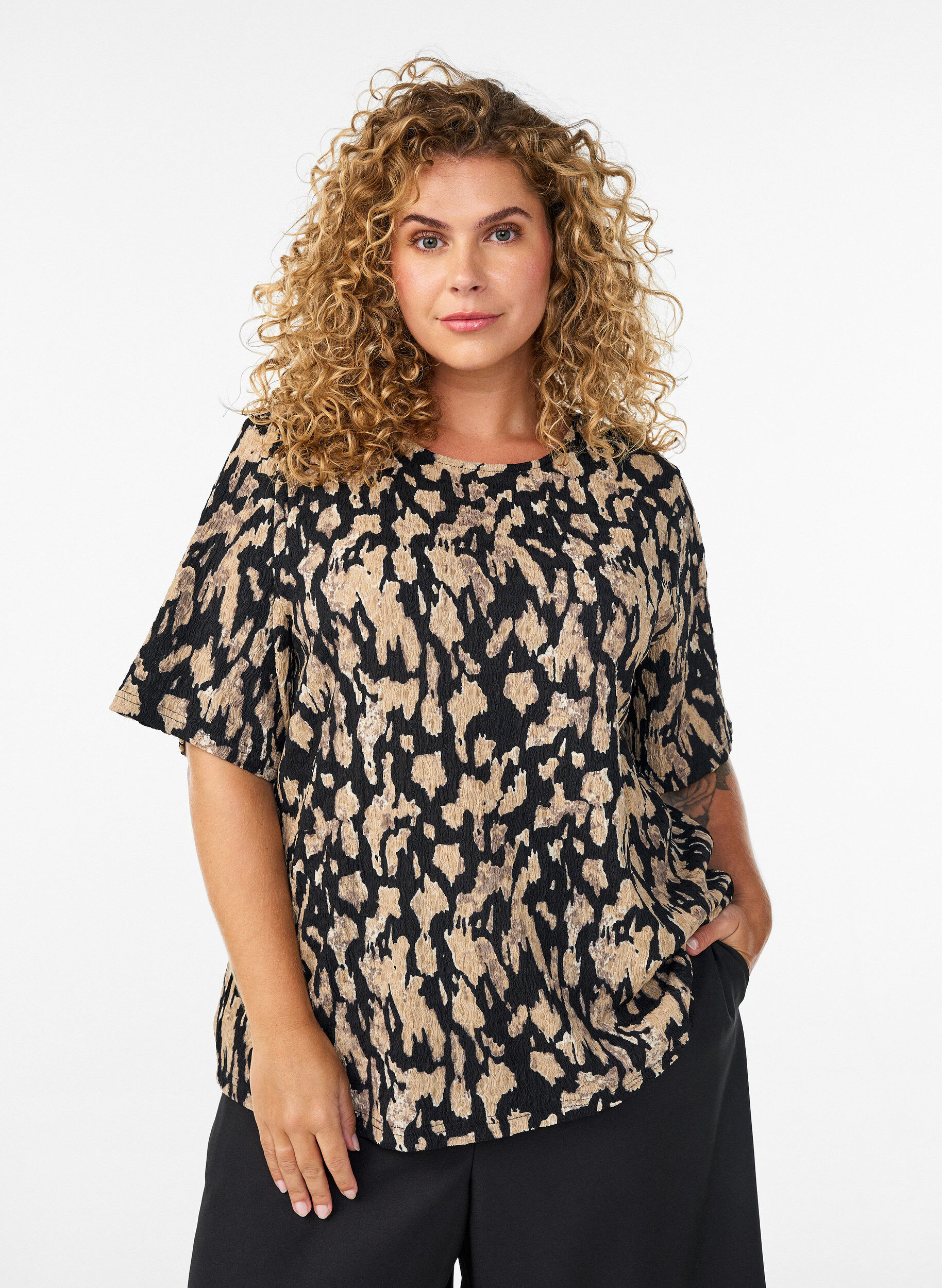 Zizzi Blouse &agrave; manches courtes &agrave; motifs, Noir, Model image number 0