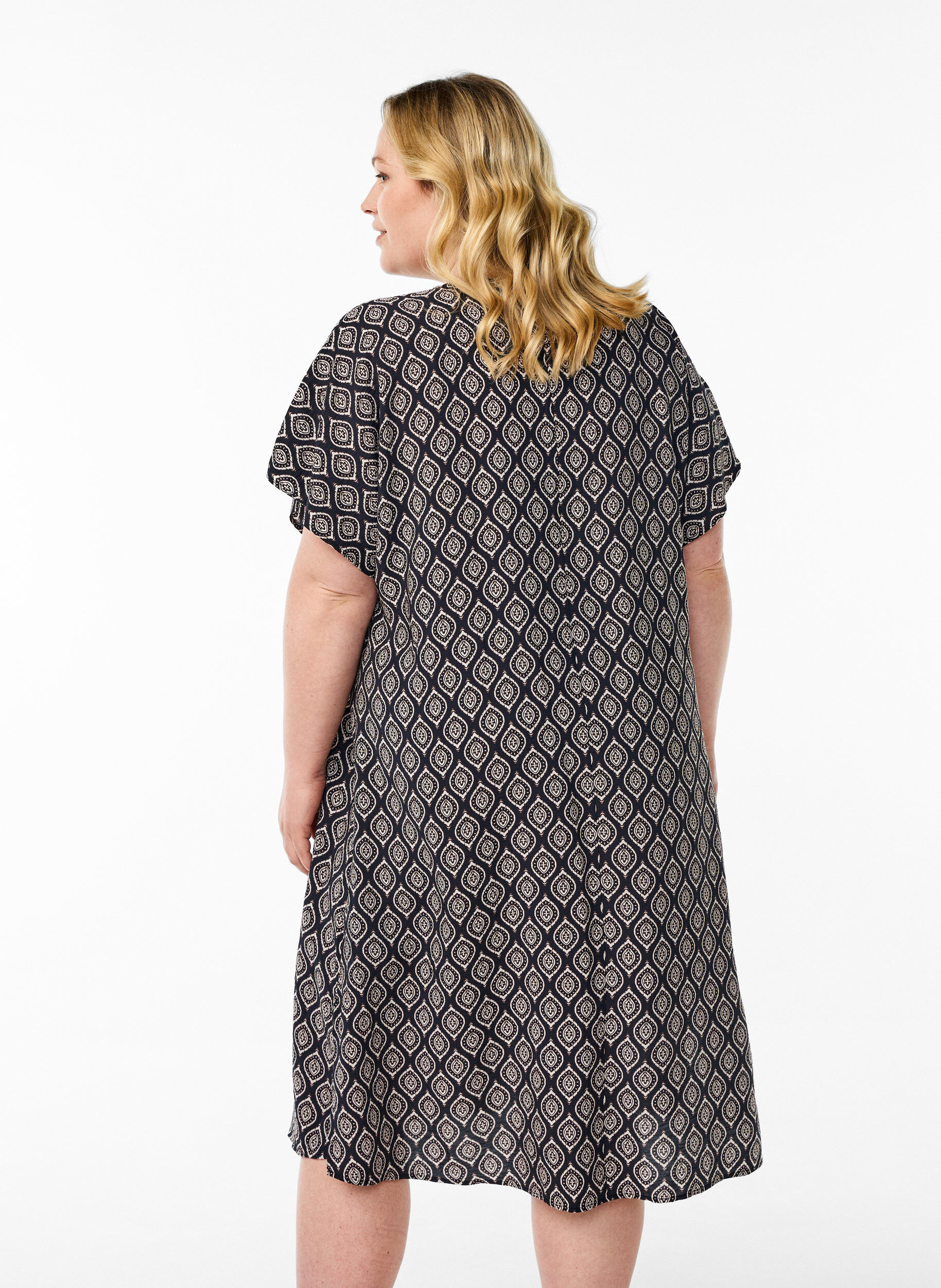 Zizzi Robe &agrave; col en V en viscose, Bleu, Model image number 2