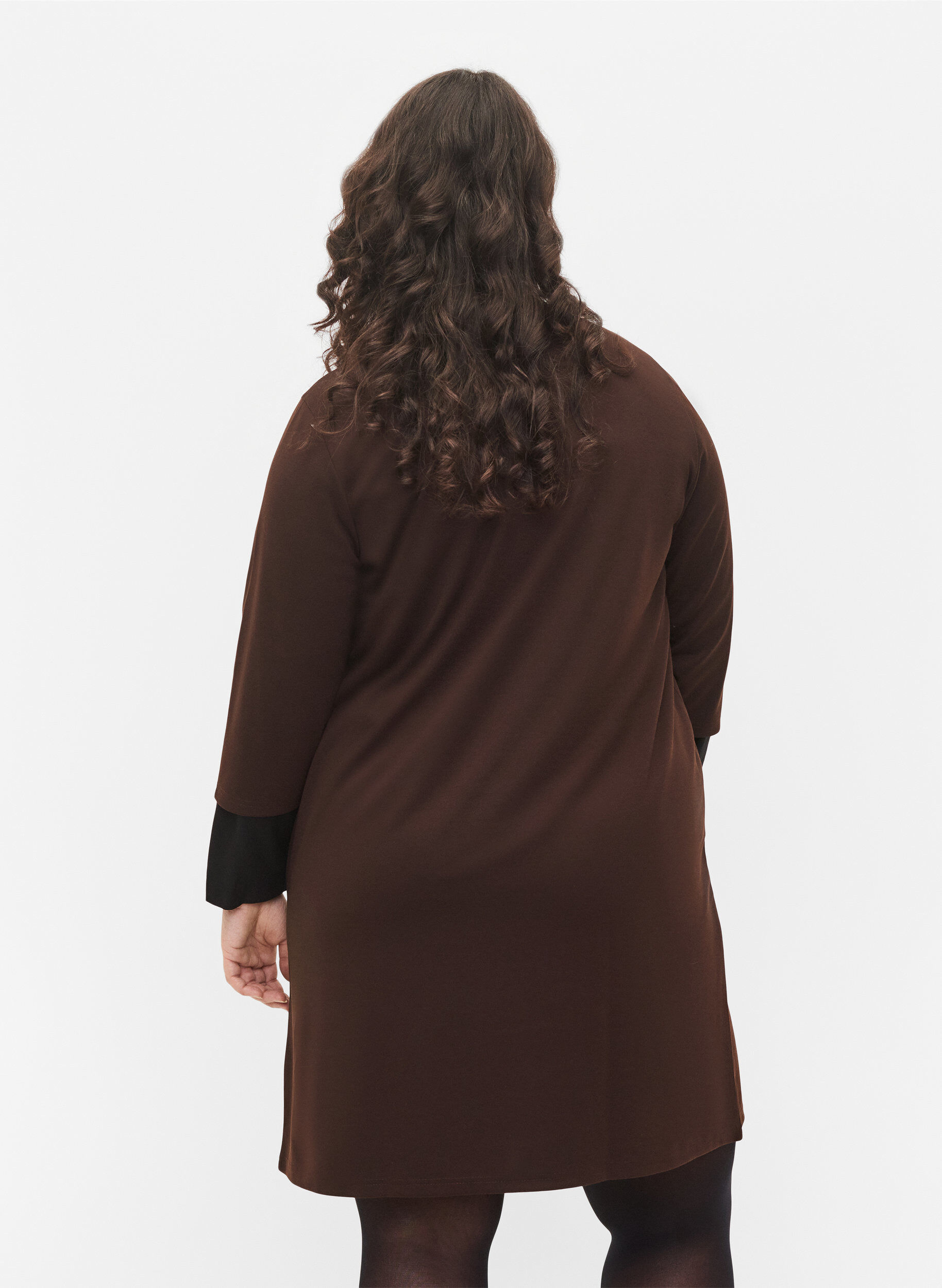 Zizzi Einfarbiges Kleid mit V-Ausschnitt und 3/4 &Auml;rmeln, Coffee Bean, Model image number 1