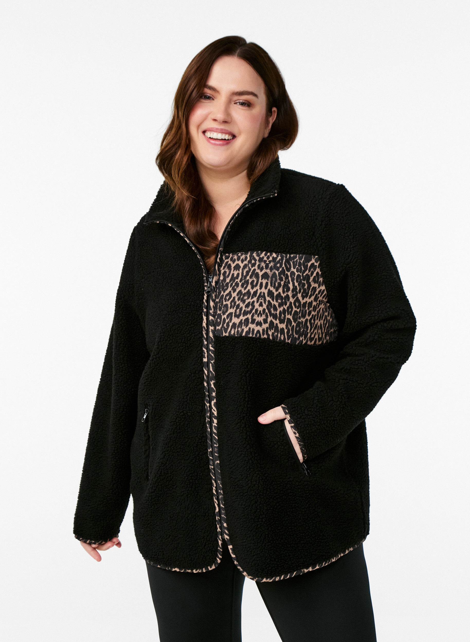 Zizzi Jacke aus Teddyfleece mit Kirschdetails, Schwarz, Model image number 0