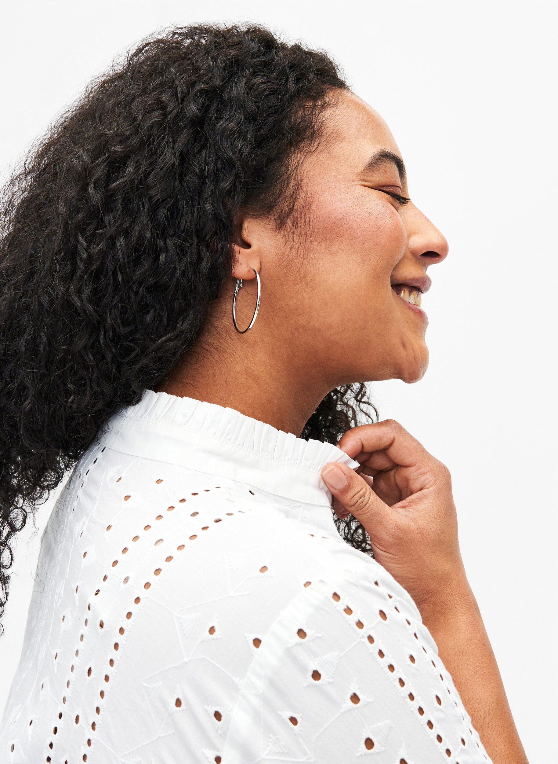 Zizzi Chemise en coton avec un motif &agrave; trous, Bright White, Model image number 2