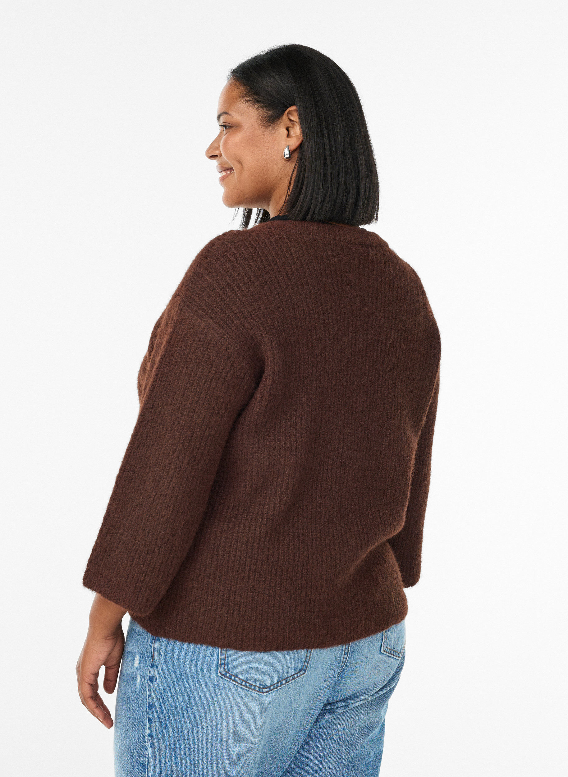 Zizzi Kurzer Cardigan mit 3/4-&Auml;rmeln und goldenen, strukturierten Kn&ouml;pfen, Braun, Model image number 2