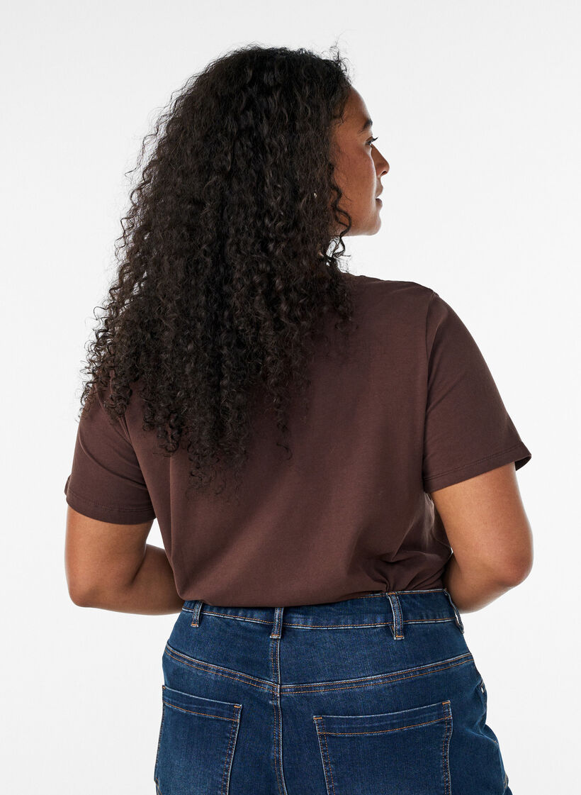 Einfarbiges basic T-Shirt aus Baumwolle, Braun, Model image number 2