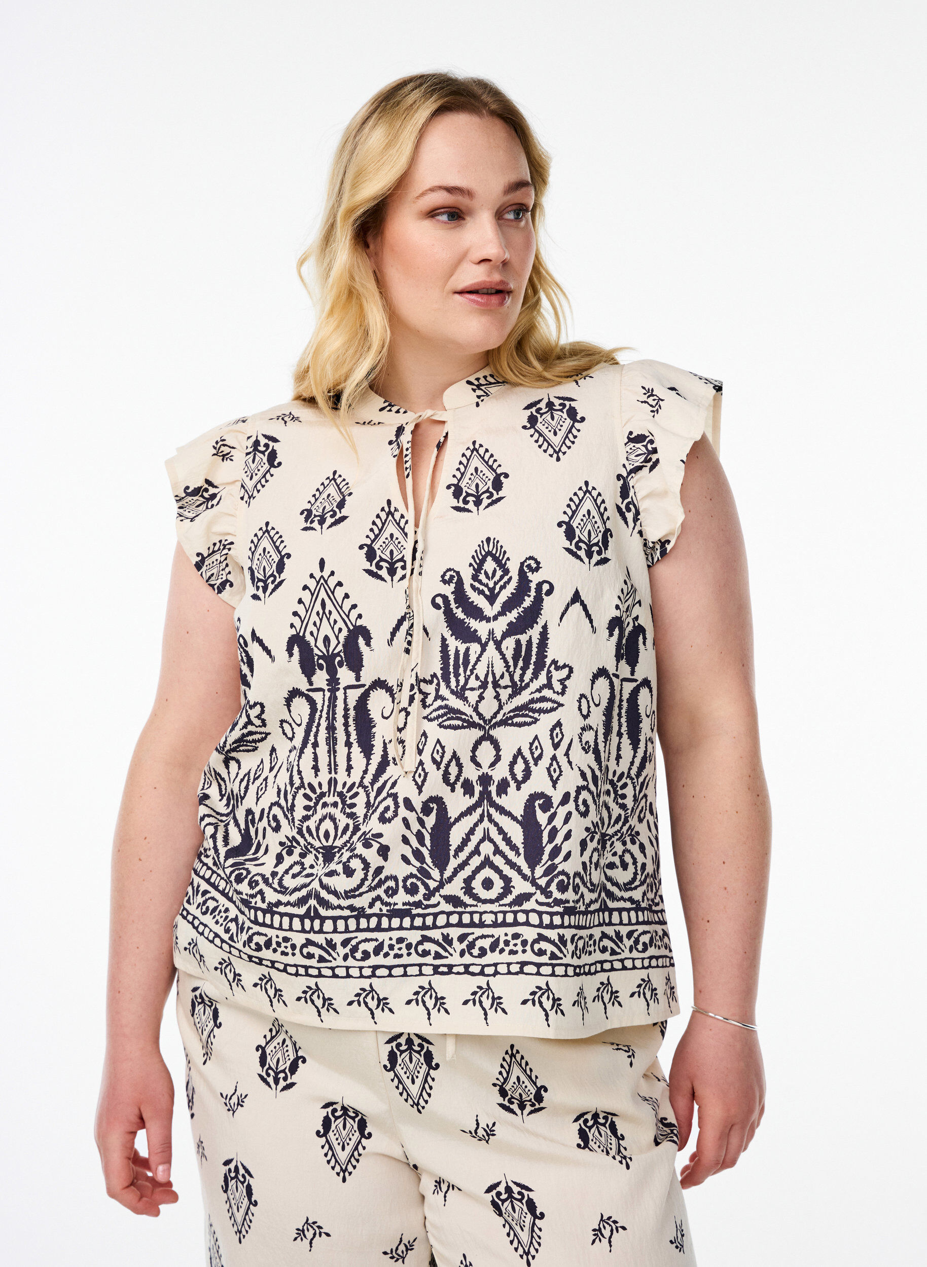 Zizzi &Auml;rmellose Bluse mit R&uuml;schenbesatz und Druck, Beige, Model image number 0