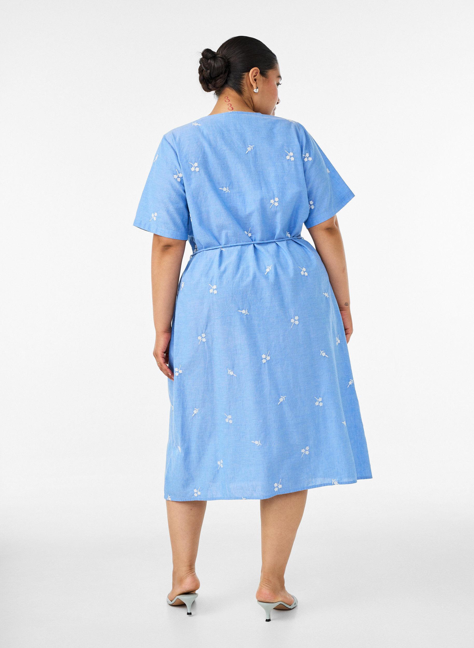 ZizziHemdblusenkleid aus Baumwolle mit gestickten Blumen, Blau, Model image number 1