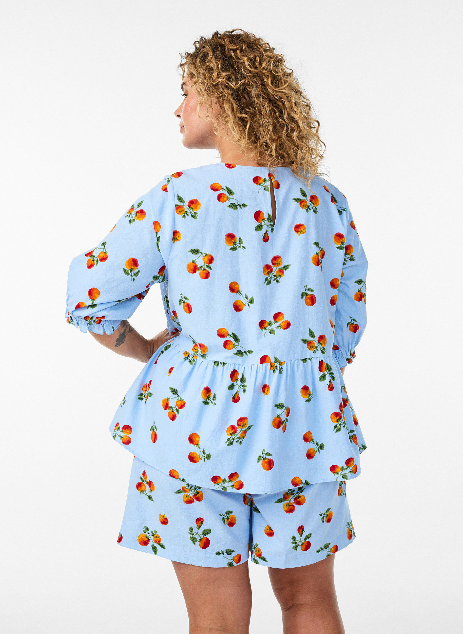 ZizziShort taille haute en coton &agrave; imprim&eacute; tomates, Bleu Clair, Model image number 2