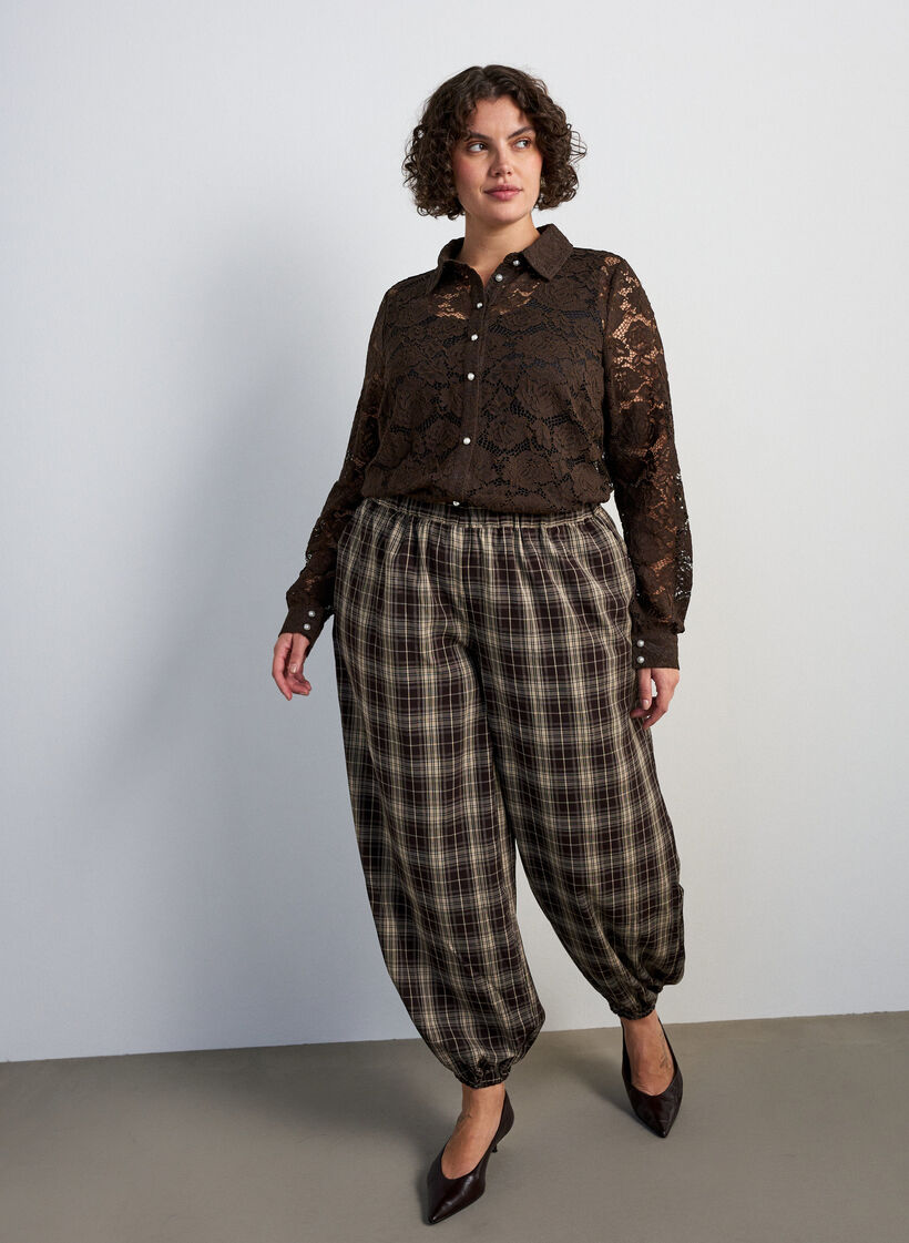 Chemise en dentelle avec boutons nacr&eacute;s, Marron, Model image number 1
