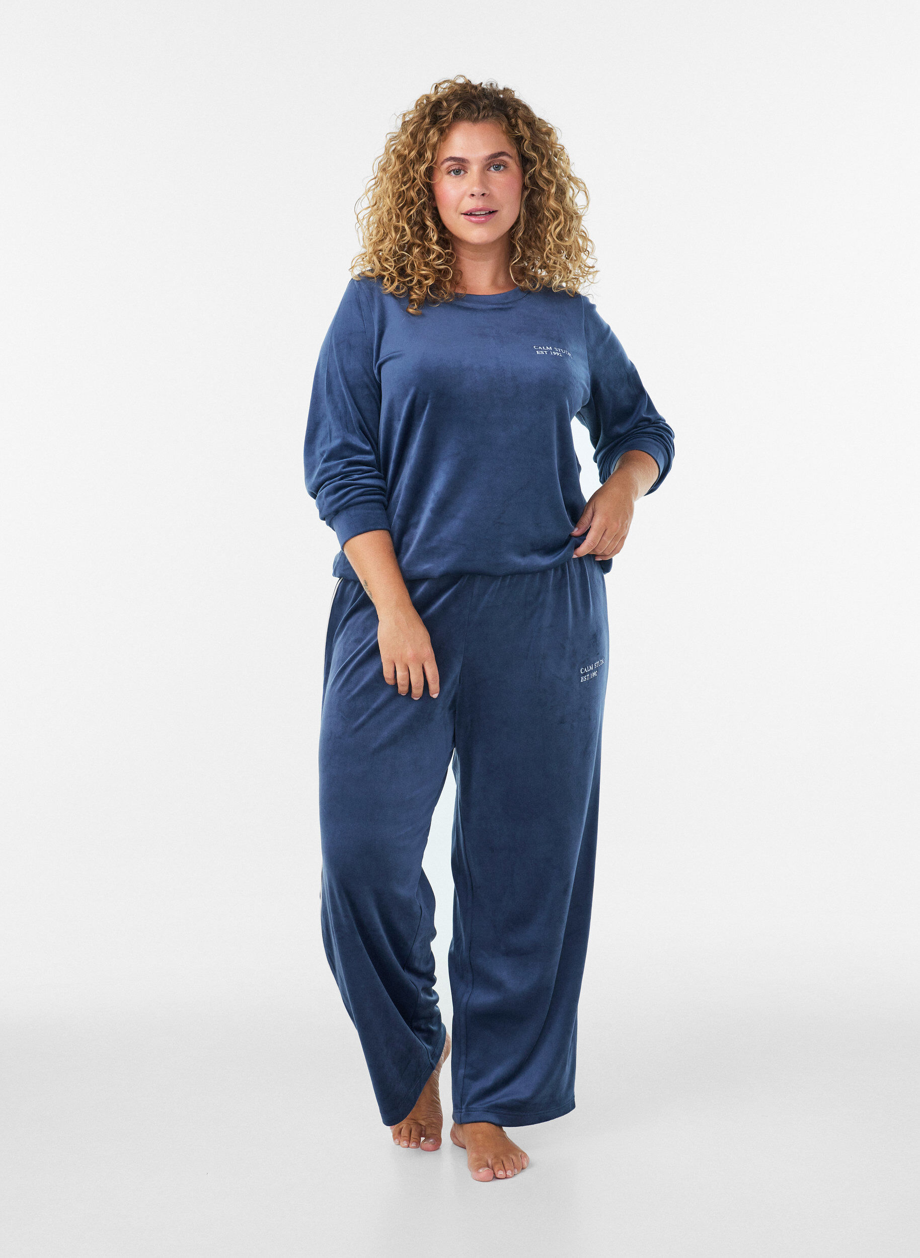ZizziBlouse en velours avec texte brod&eacute;, Bleu, Model image number 1