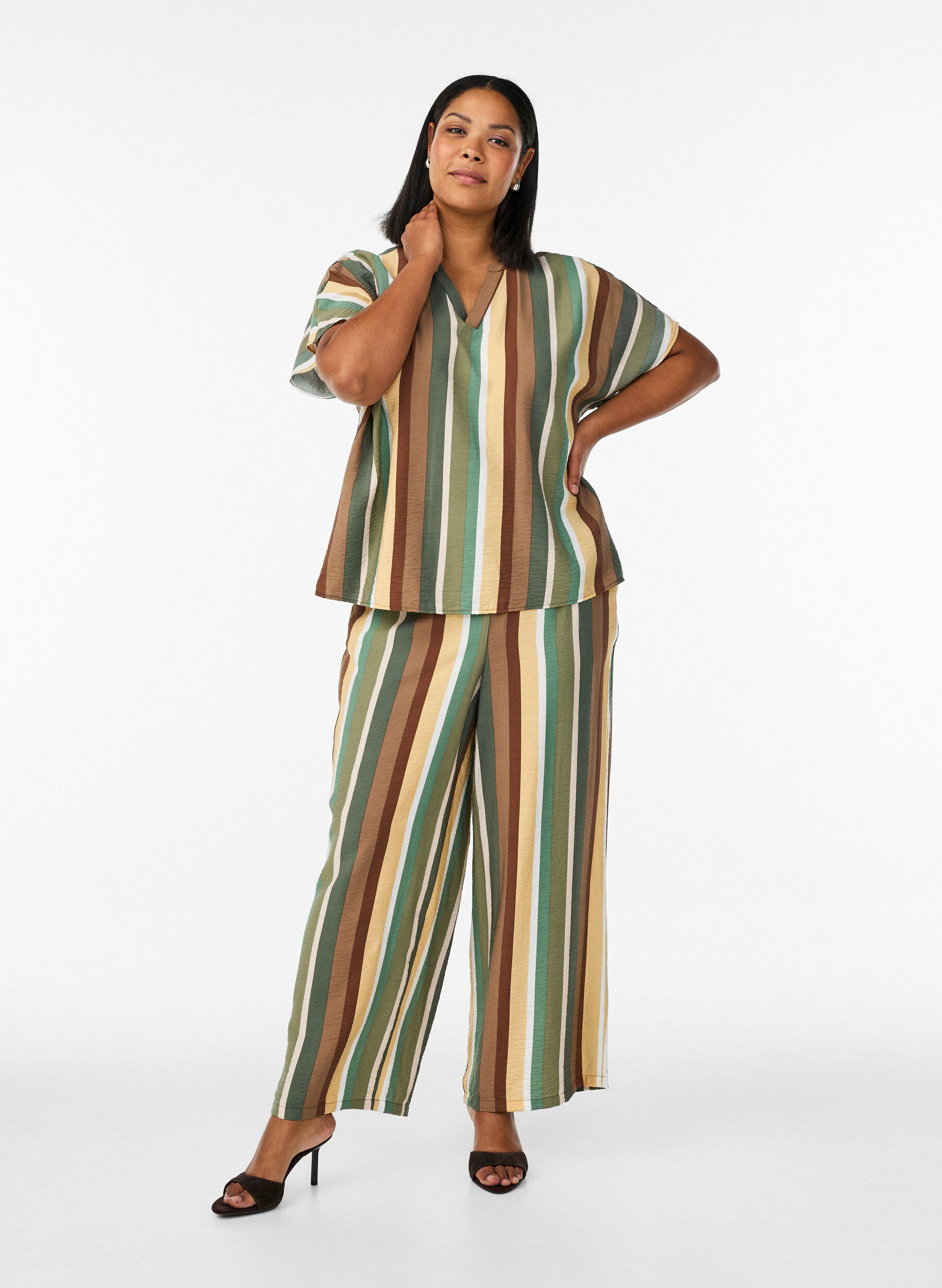 Zizzi Pantalon ample en viscose avec des rayures, Marron, Model image number 0