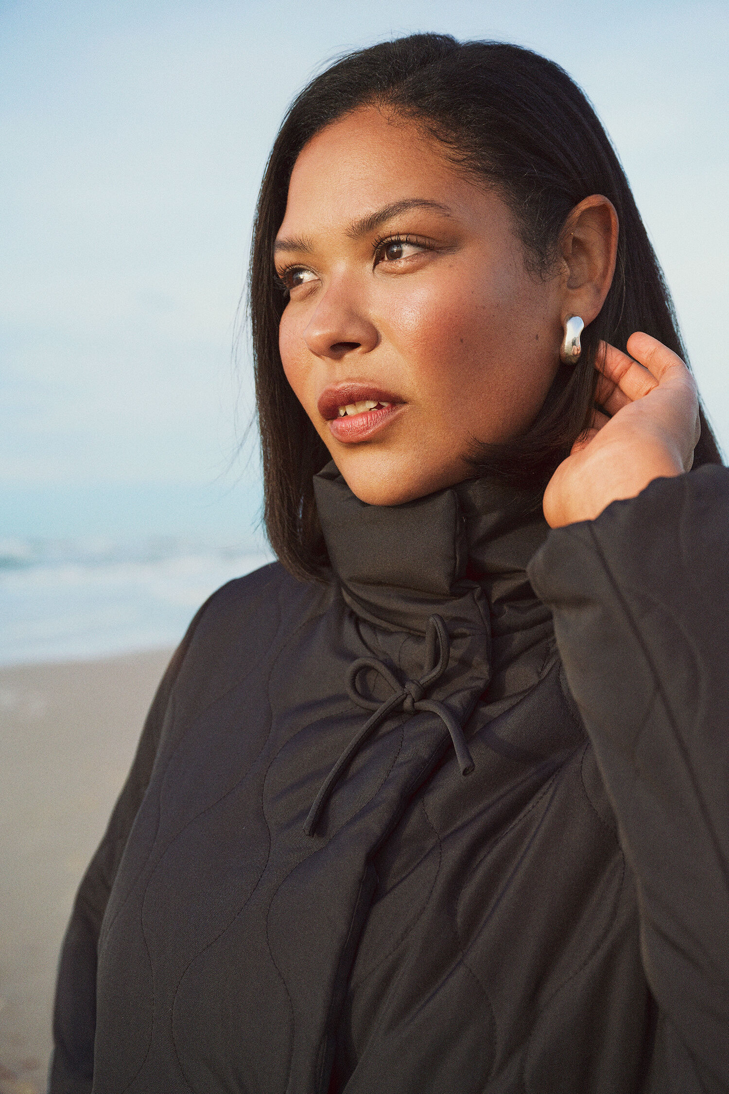 Zizzi Veste courte matelass&eacute;e avec boucles, , Model