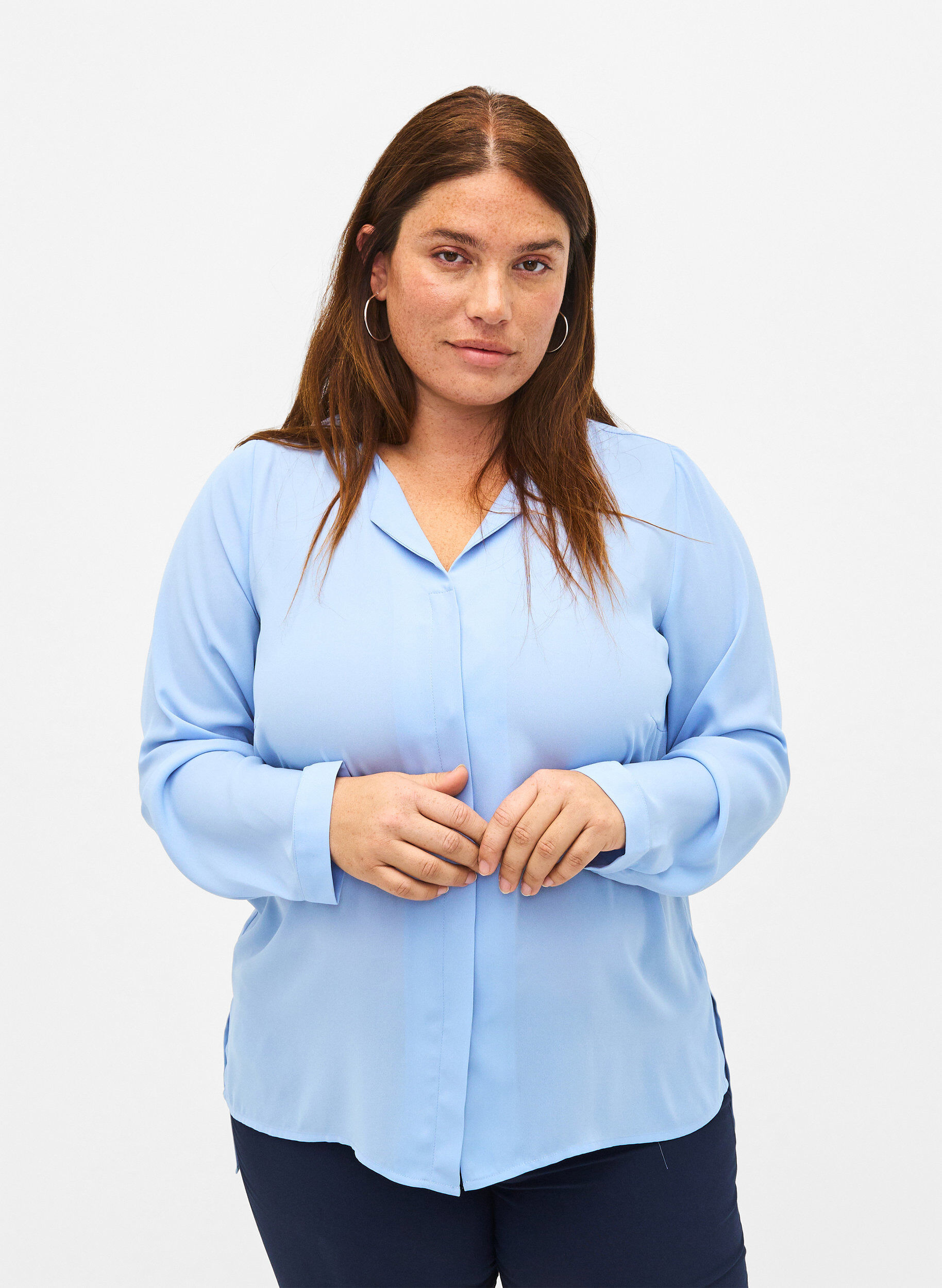 Zizzi Chemise de couleur unie avec col en V, Serenity, Model image number 0