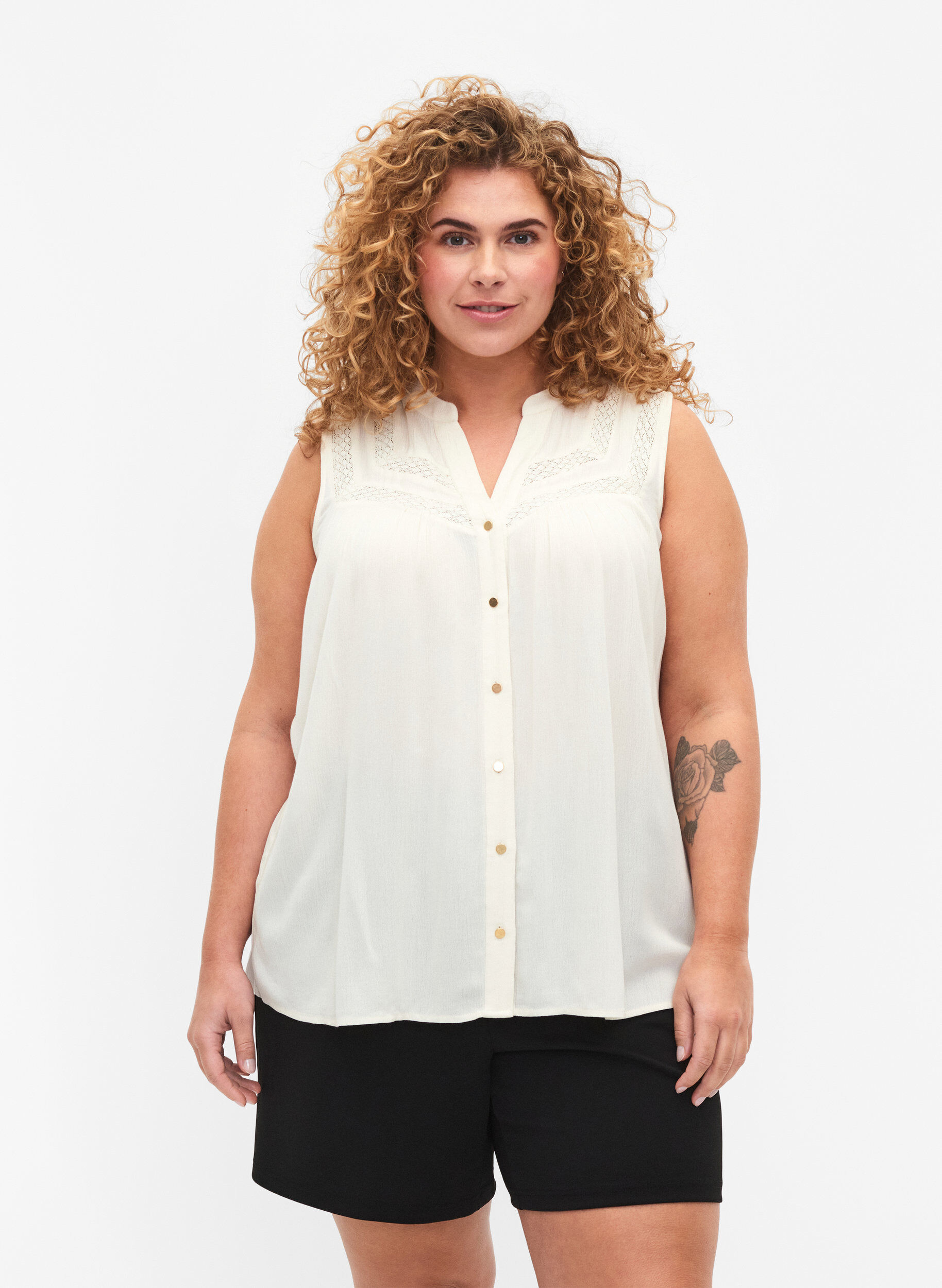 Zizzi &Auml;rmellose Bluse aus Viskose mit H&auml;keldetails, Bone White, Model image number 0