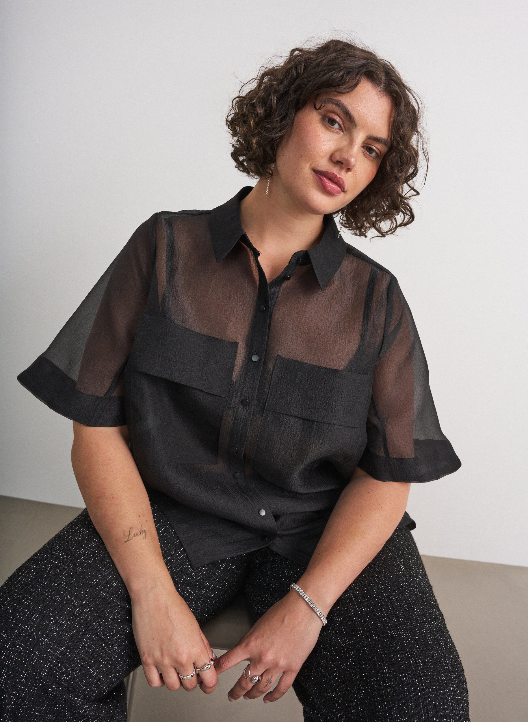 Transparente kurz&auml;rmelige Bluse mit Brusttaschen, Schwarz, Model
