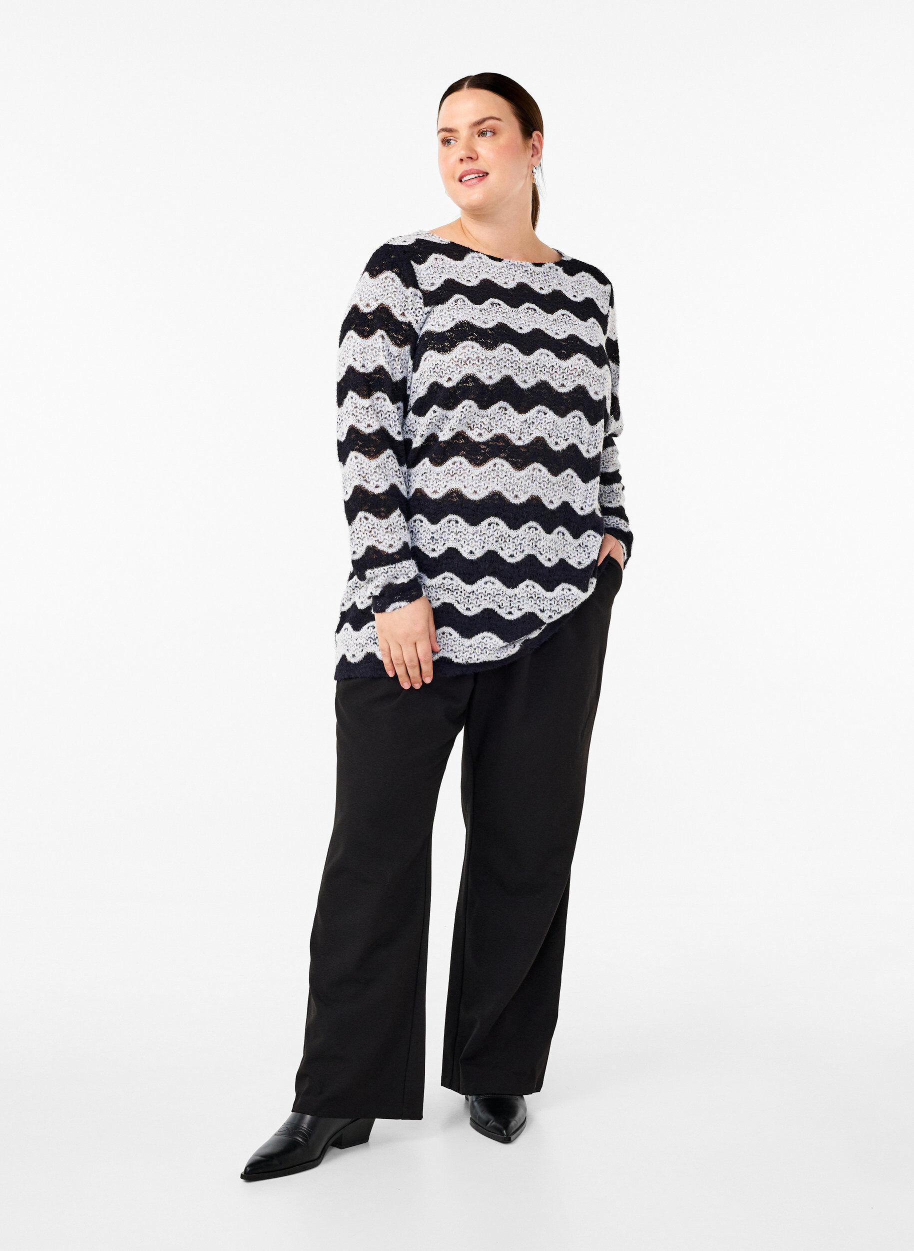Zizzi  Strickbluse mit Wellenmuster, Black Stripe, Model image number 2